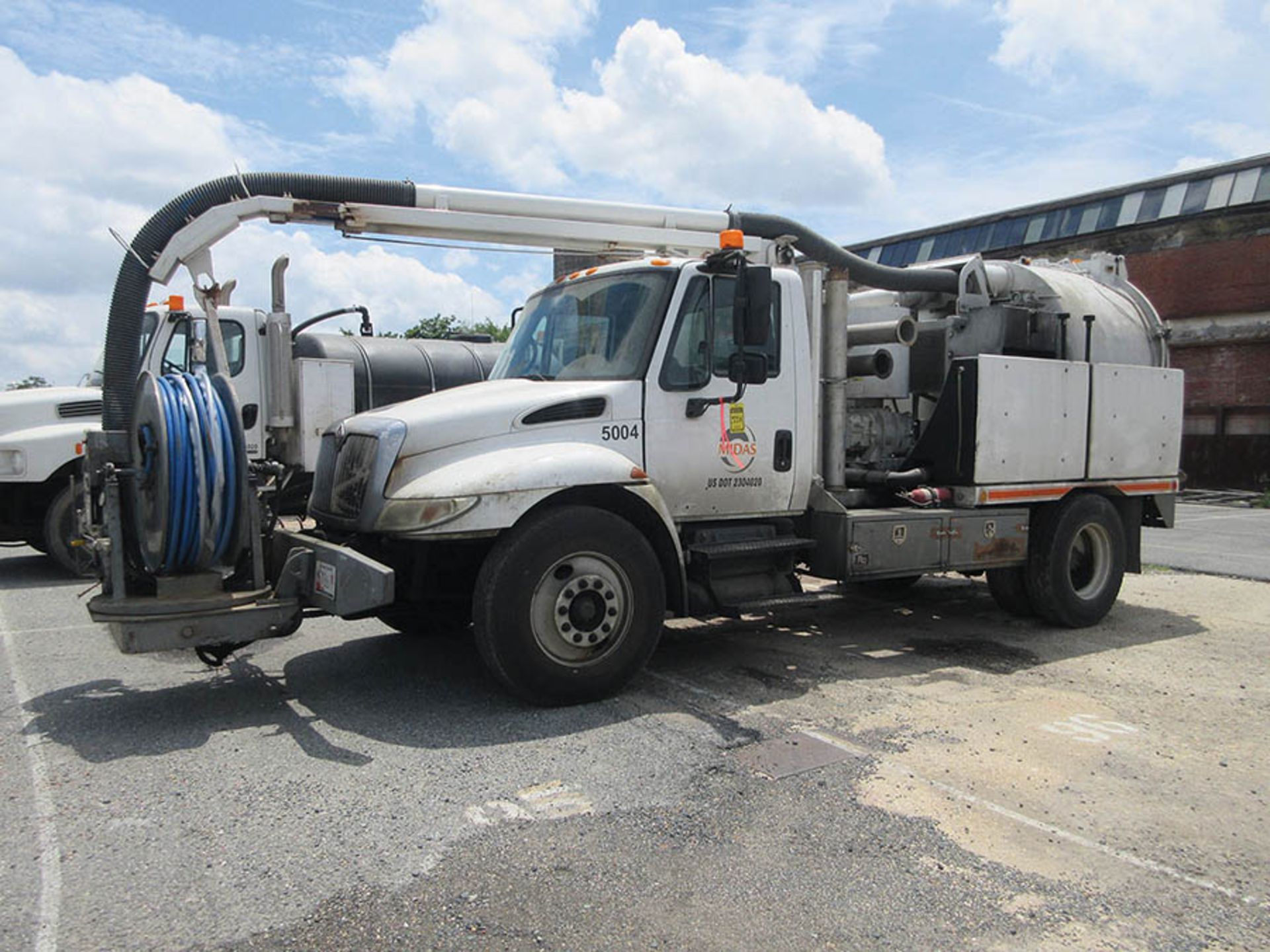 (2004) INTERNATIONAL 4300 VAC-CON VACUUM TRUCK, PUSH BUTTON AUTOMATIC TRANSMISSION, VIN