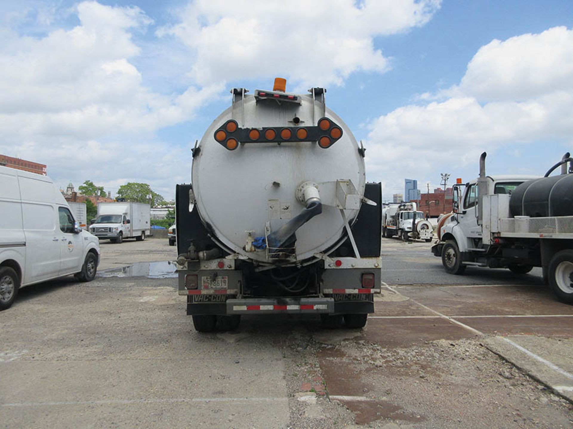 (2004) INTERNATIONAL 4300 VAC-CON VACUUM TRUCK, PUSH BUTTON AUTOMATIC TRANSMISSION, VIN - Image 6 of 7