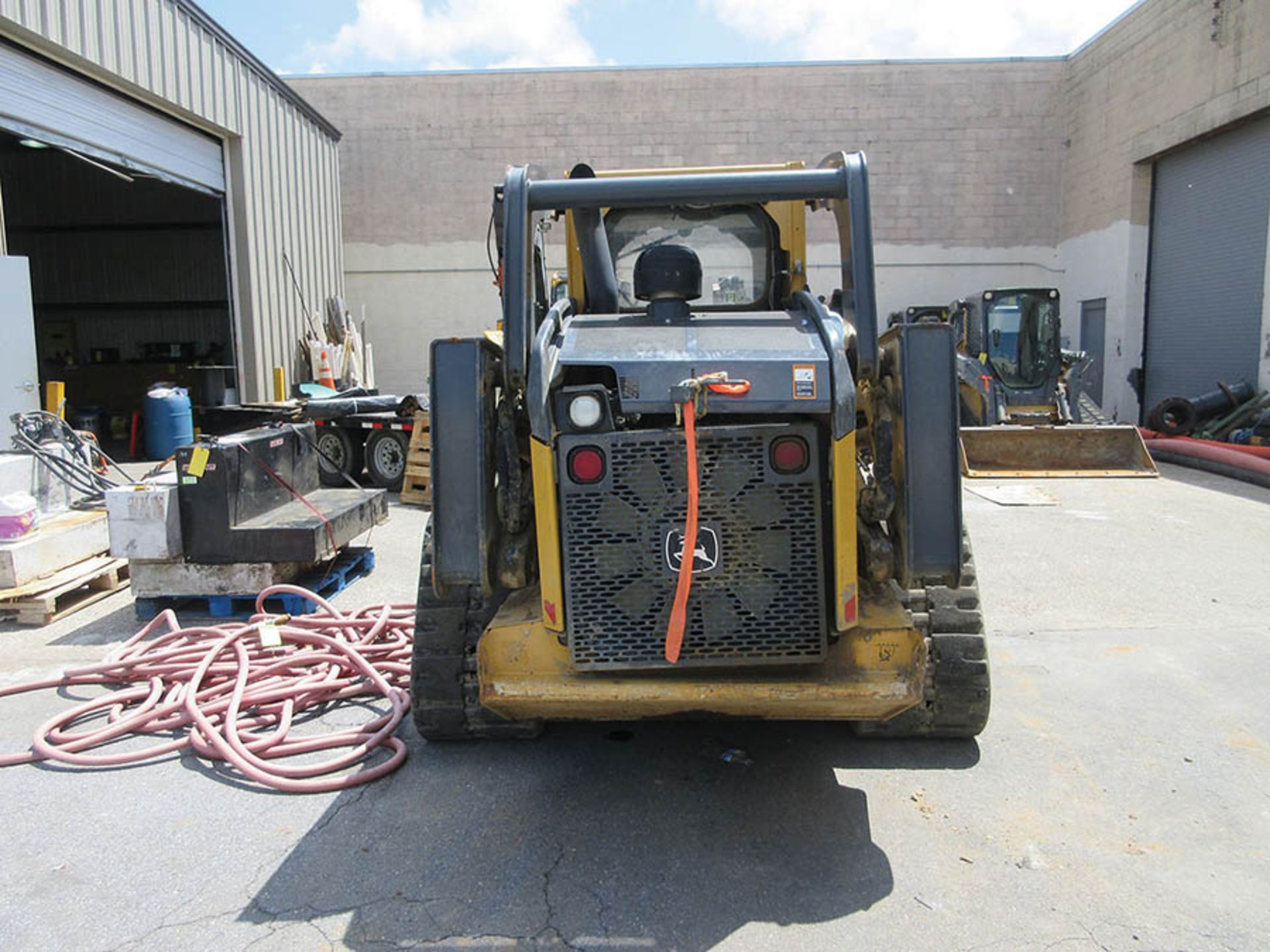 2015 JOHN DEERE 329E SKID STEER, JOYSTICK CONTROLS, ENCLOSED CAB, AM/FM RADIO, 2,695 HOURS, RUBBER - Image 4 of 5