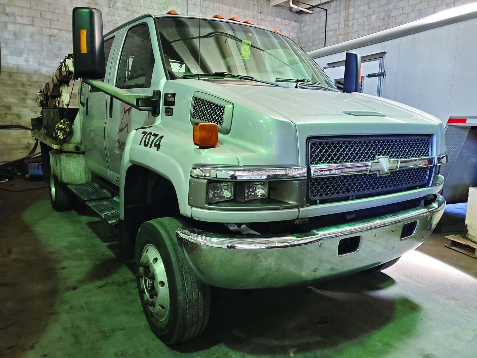 2006 CHEVROLET C4500 4X4 CREW CAB FLAT/STAKE BED TRUCK W/IMT 2015 TELESCOPING BOOM, 2.5 TON HOOK, - Image 16 of 19