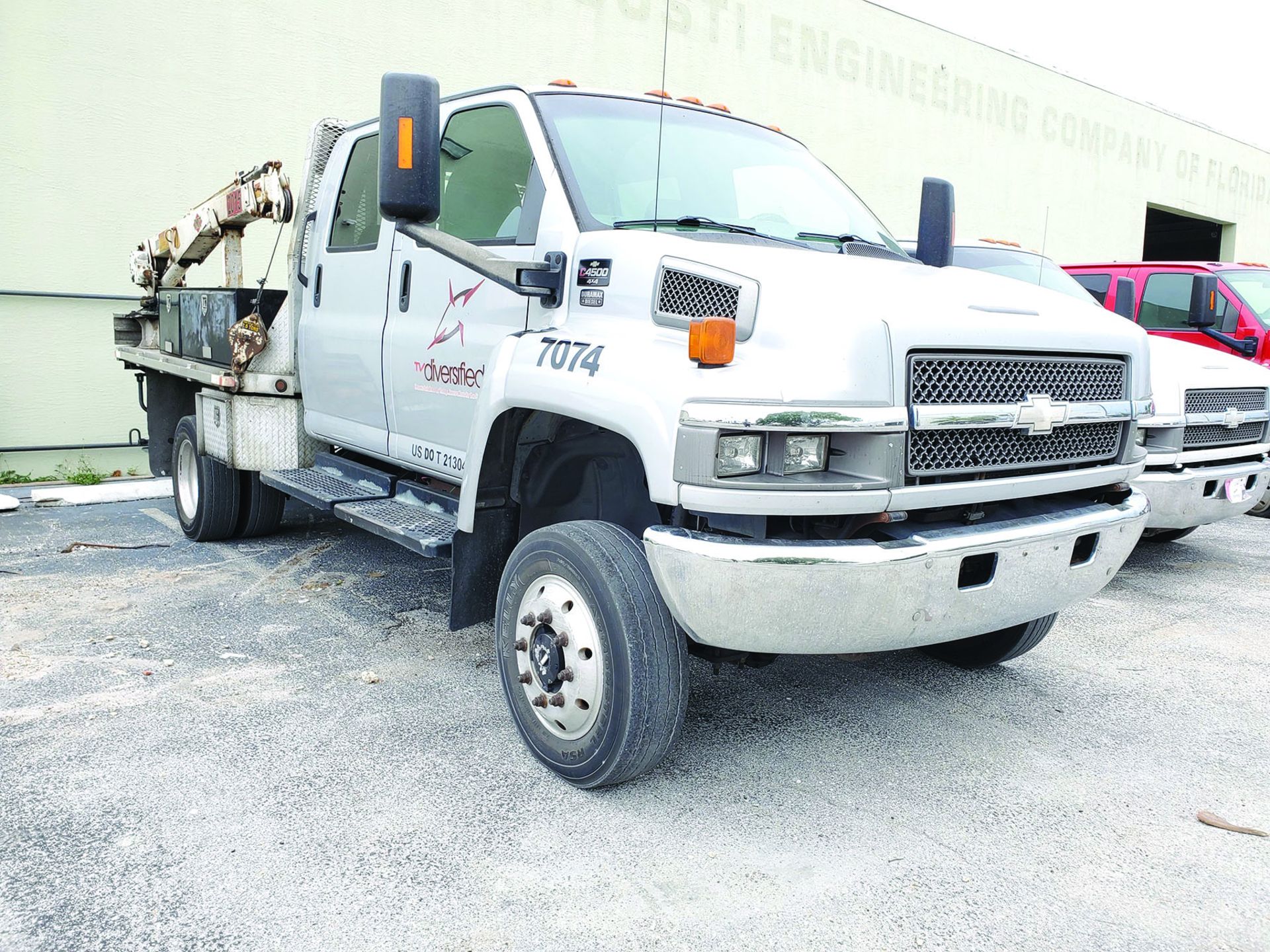 2006 CHEVROLET C4500 4X4 CREW CAB FLAT/STAKE BED TRUCK W/IMT 2015 TELESCOPING BOOM, 2.5 TON HOOK, - Image 13 of 19