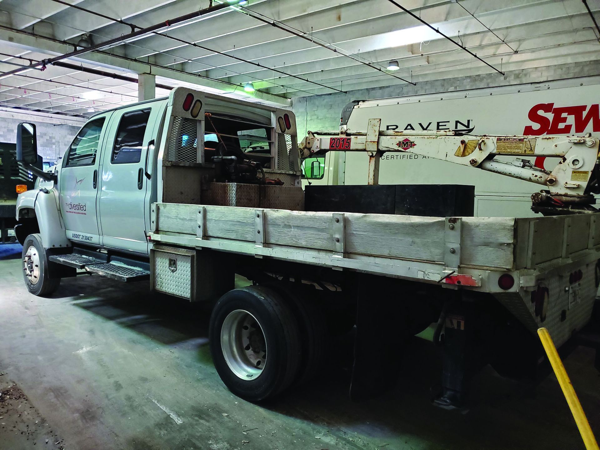 2006 CHEVROLET C4500 4X4 CREW CAB FLAT/STAKE BED TRUCK W/IMT 2015 TELESCOPING BOOM, 2.5 TON HOOK,