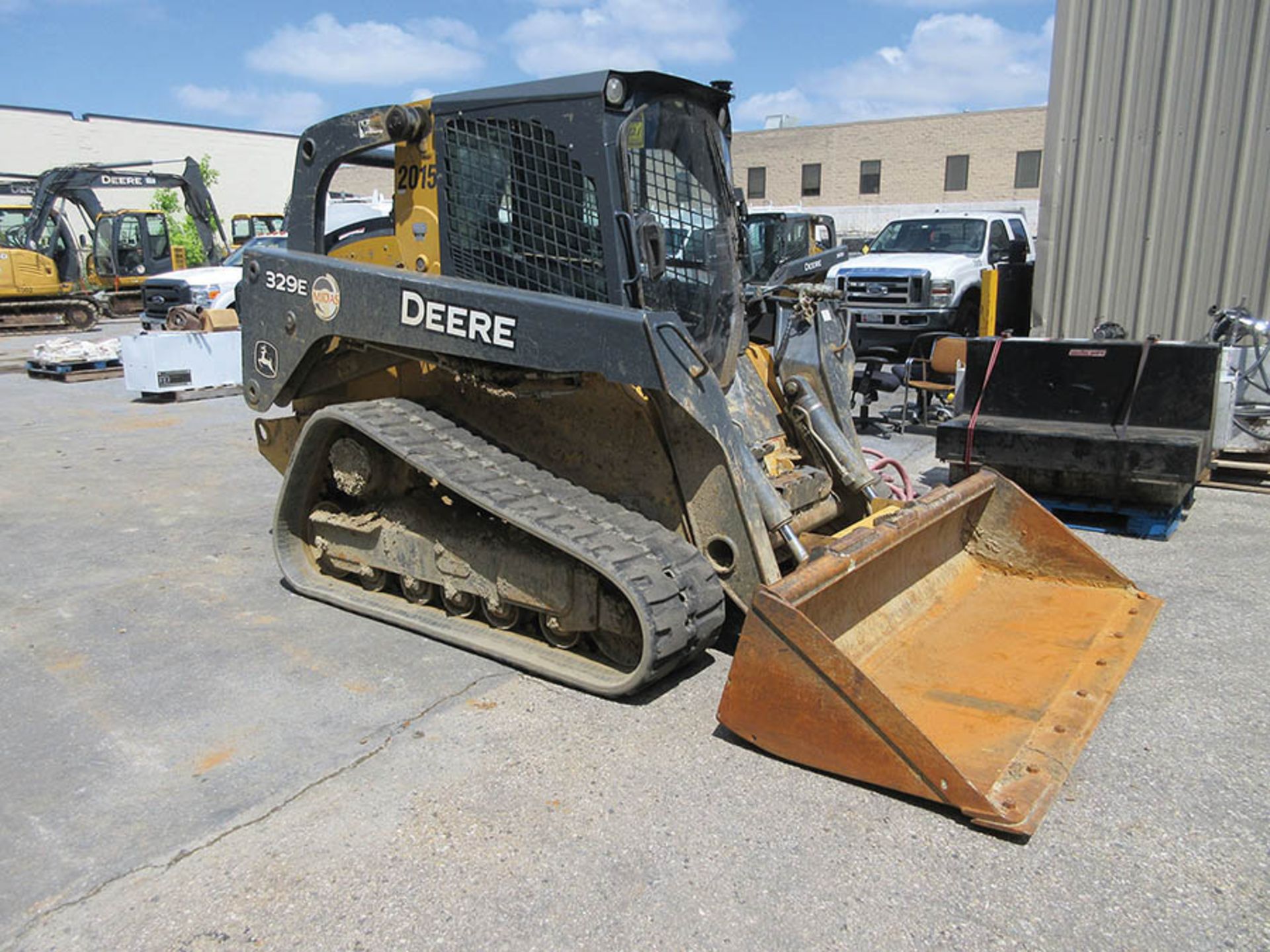 2015 JOHN DEERE 329E SKID STEER, JOYSTICK CONTROLS, ENCLOSED CAB, AM/FM RADIO, 2,695 HOURS, RUBBER