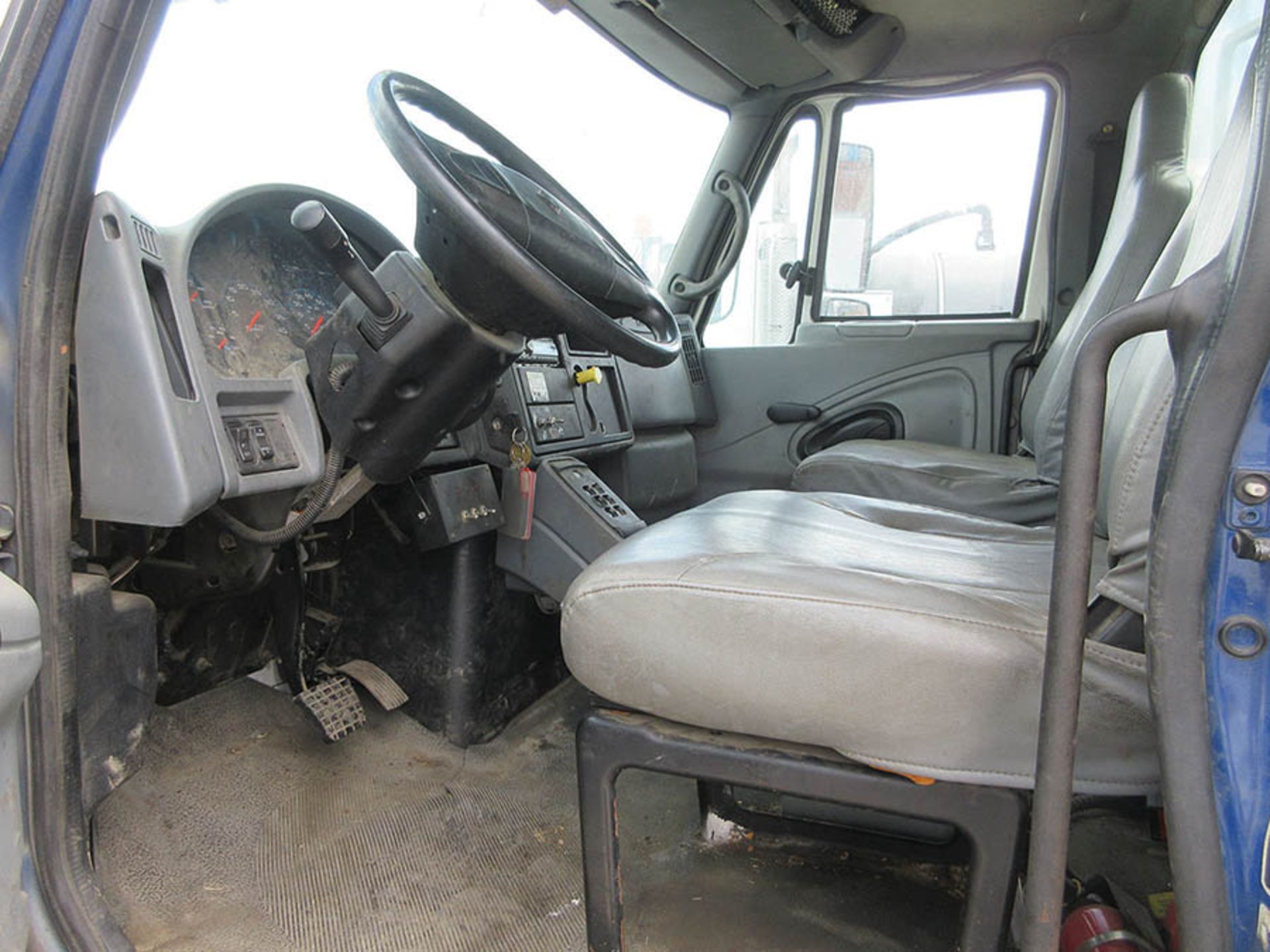 (2004) INTERNATIONAL 4300 VAC-CON VACUUM TRUCK, PUSH BUTTON AUTOMATIC TRANSMISSION, VIN - Image 7 of 7