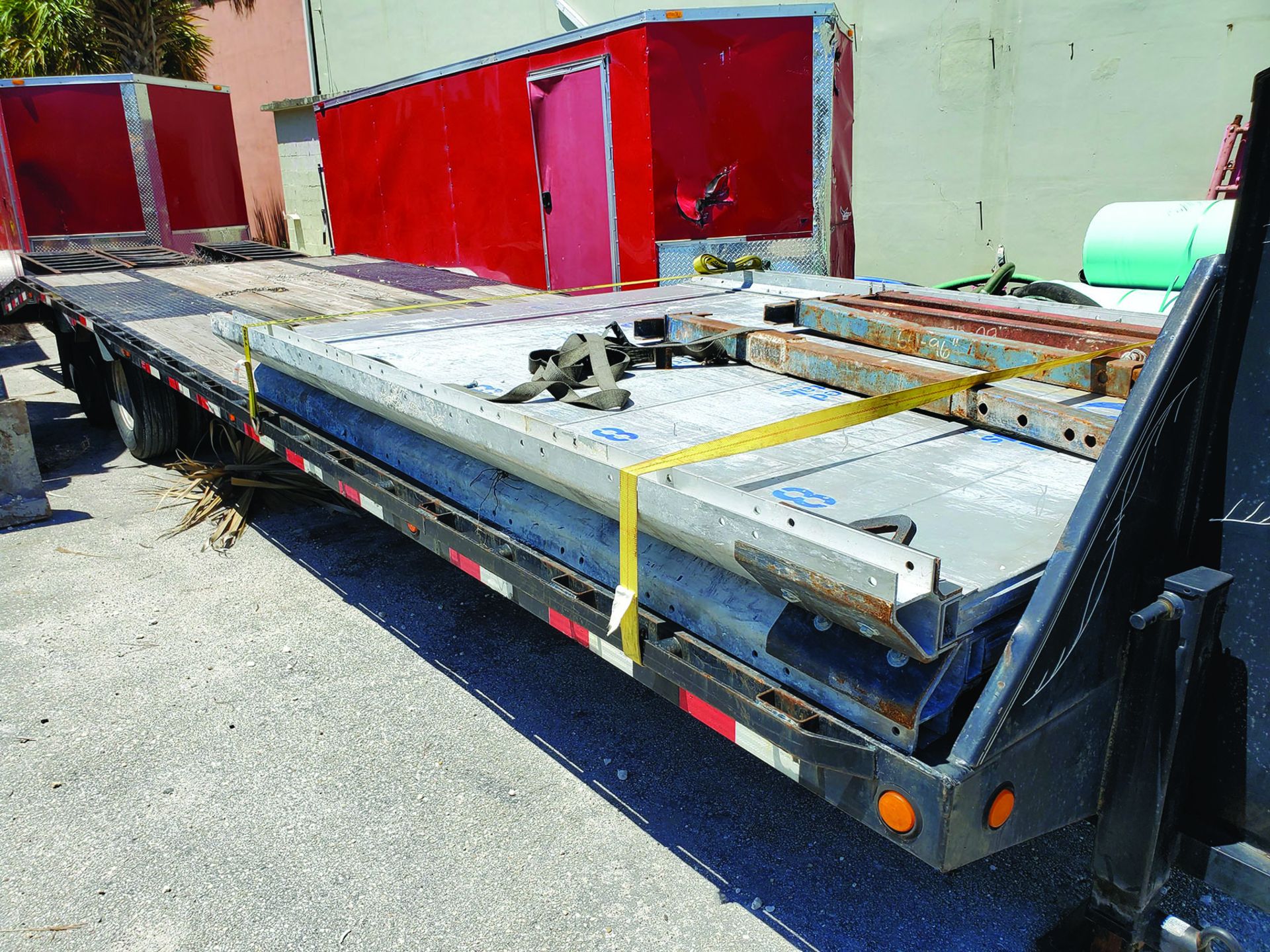 LOAD TRAIL T/A GOOSENECK STAKE BED DOVETAIL TRAILER, TRI-RAMPS, POWER WENCH, 24' WOOD DECK, VIN - Image 4 of 7