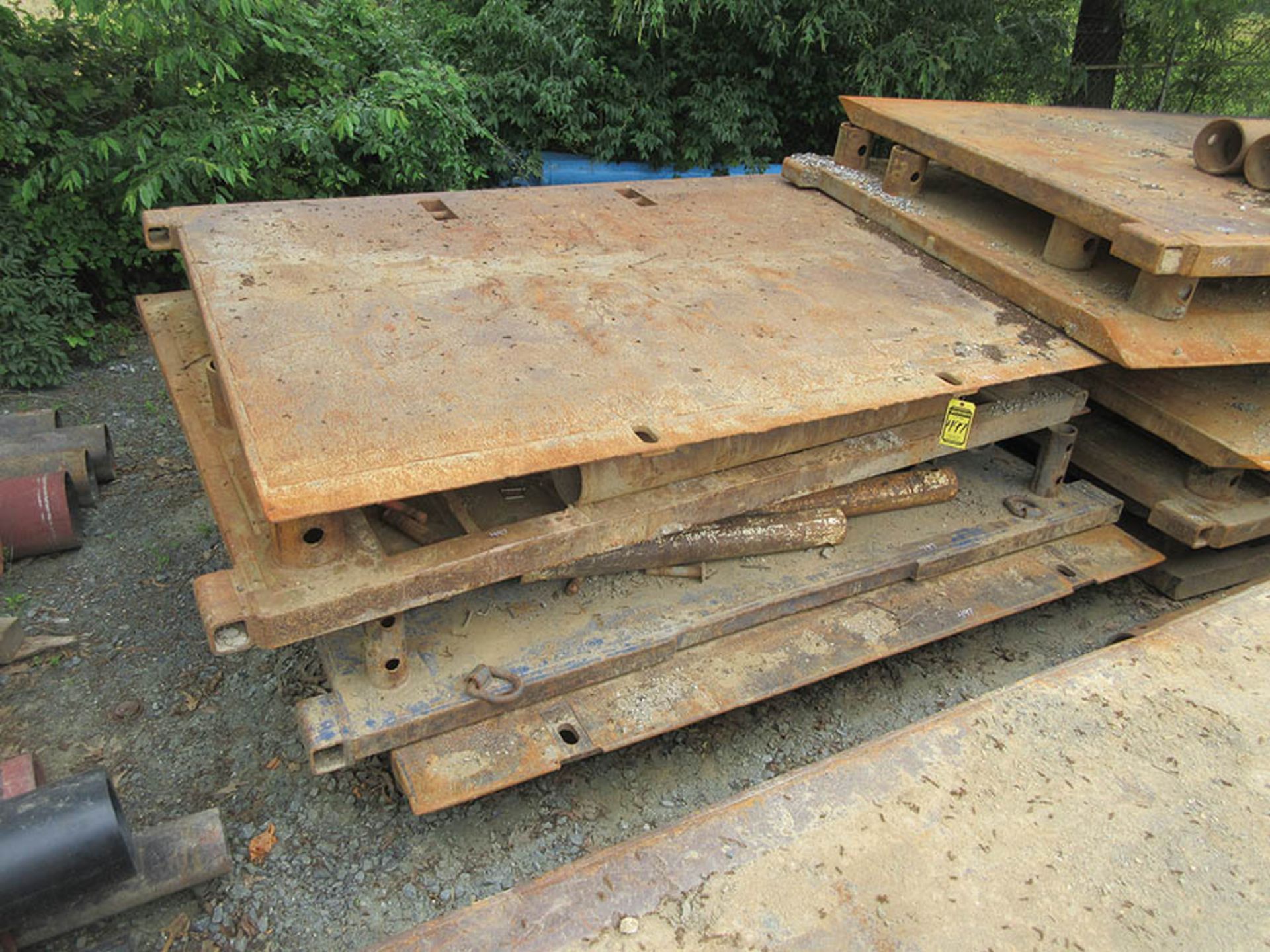 (2) 10' X 8' TRENCH BOXES AND (1) 10' X 6' TRENCH BOX (SPREADERS FOR (2) BOXES)