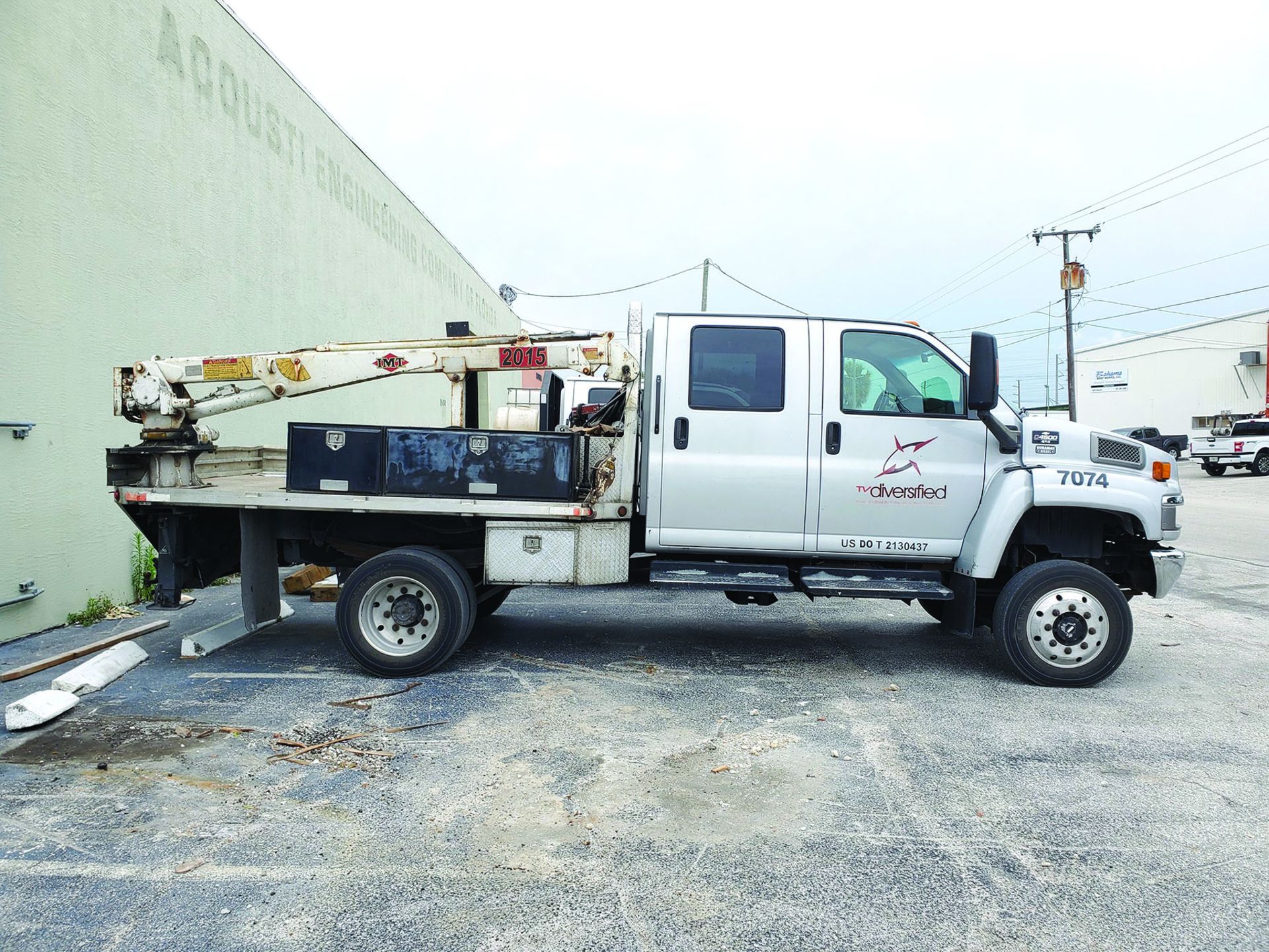 2006 CHEVROLET C4500 4X4 CREW CAB FLAT/STAKE BED TRUCK W/IMT 2015 TELESCOPING BOOM, 2.5 TON HOOK, - Image 9 of 19
