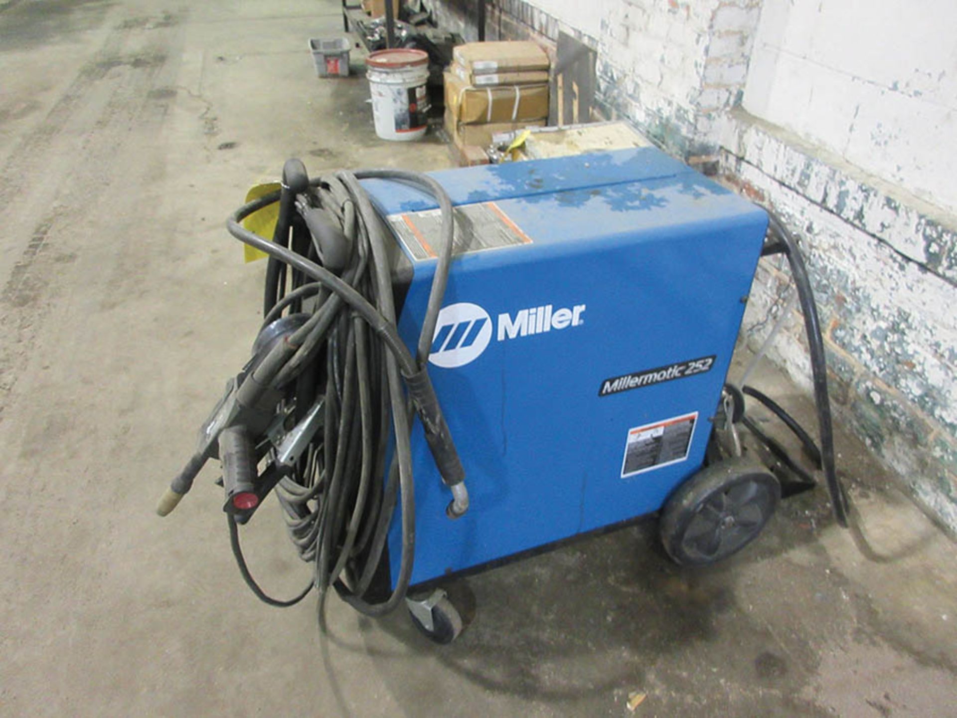 MILLER MILLERMATIC 252 MIG WELDER W/ SPOOLMATIC 30A AIR COOLED SPOOL GUN, S/N MG400284N - Image 3 of 4