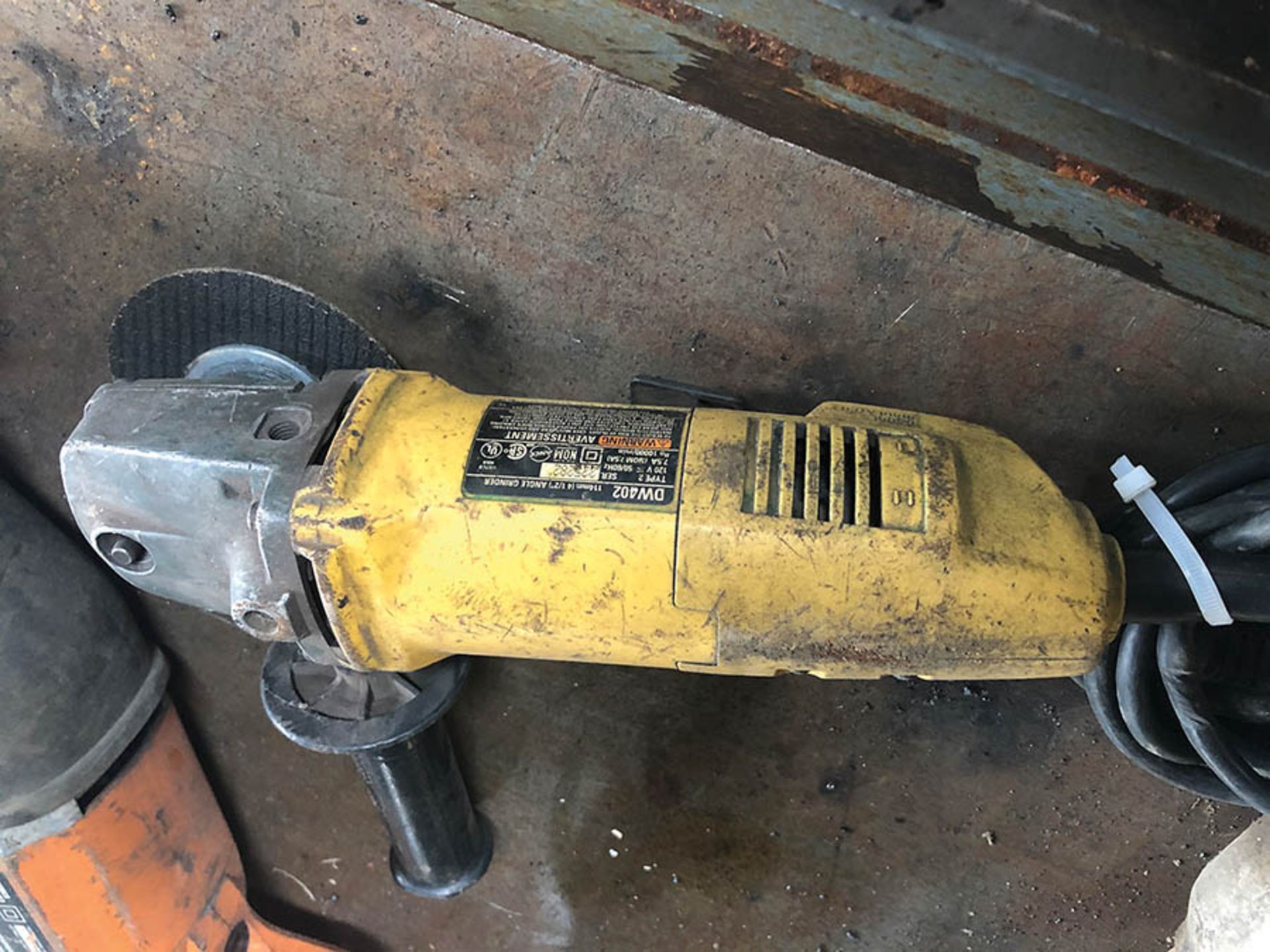 DEWALT ANGLE GRINDER DW402, S/N 325282