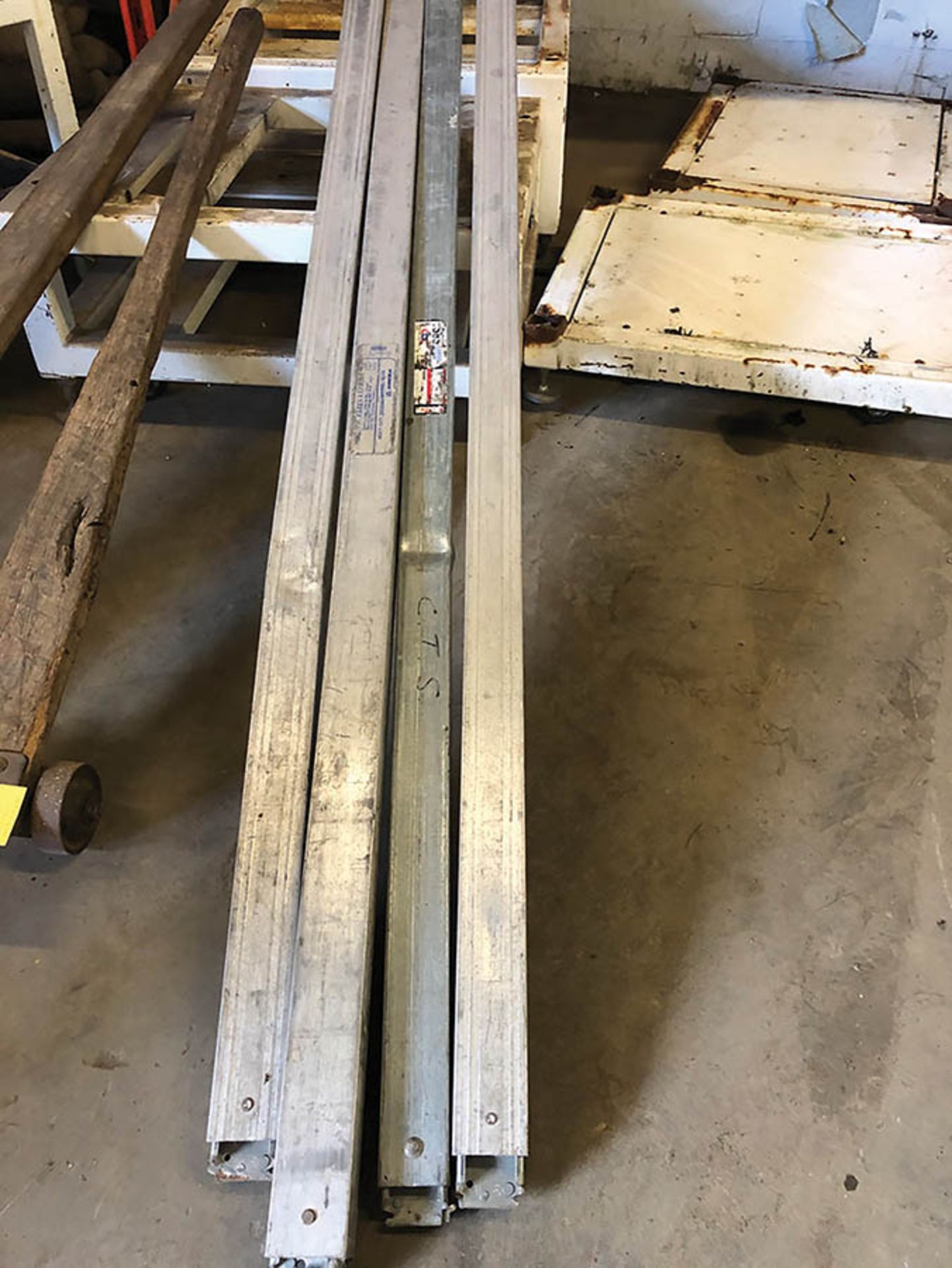 (LOT) OF (4) CARGO STABILIZERS