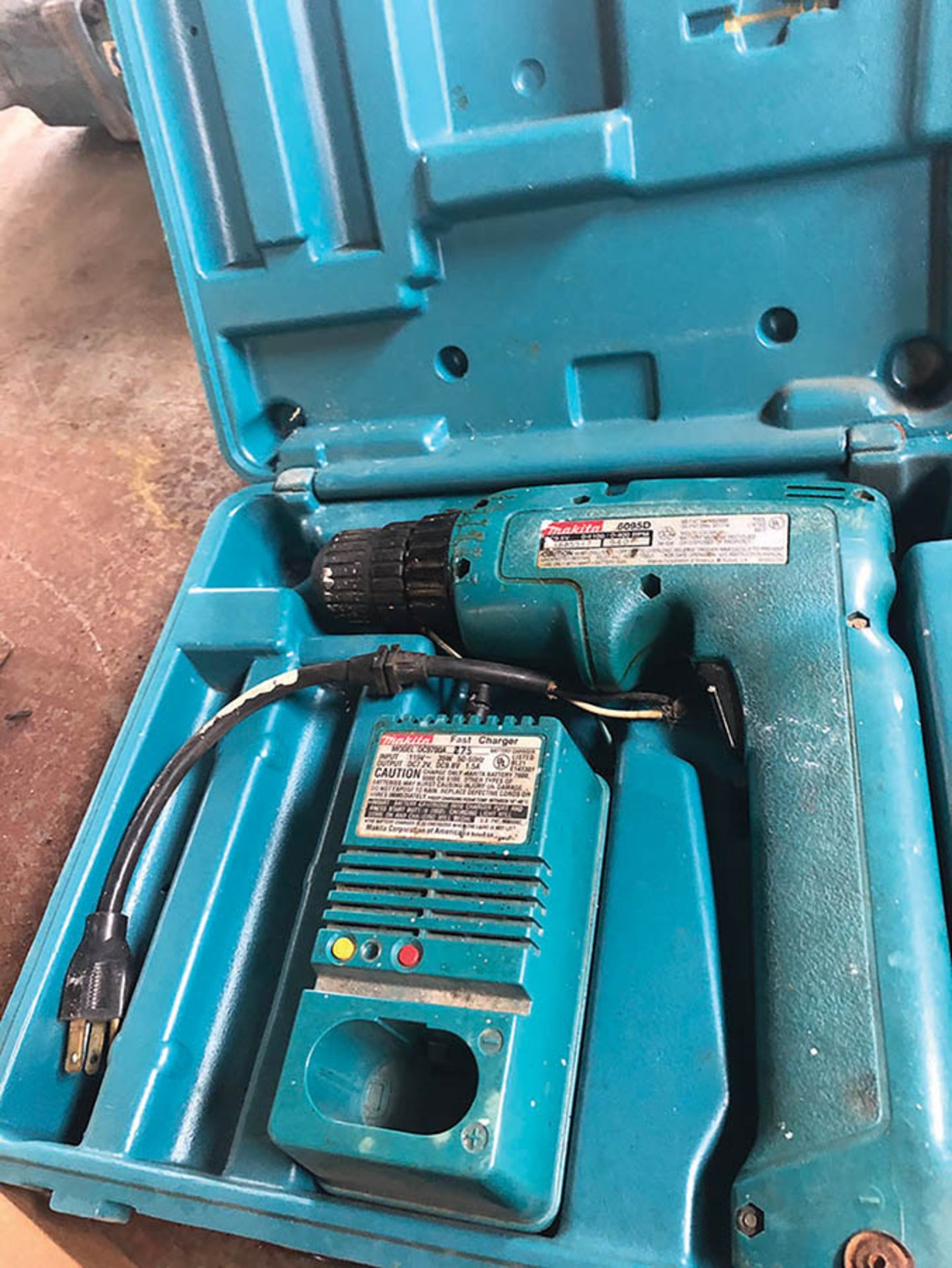 MAKITA CORDLESS DRILL 6095D, S/N 1685517, W/ CHARGER AND 9.5V BATTERY