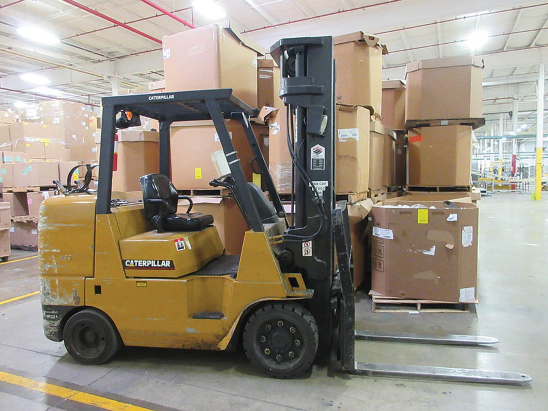 CATERPILLAR 10,000-LB. CAP. LPG FORKLIFT, 3-STAGE MAST, SIDE SHIFT, 209'' MAX LOAD HEIGHT, LEVER - Image 2 of 6