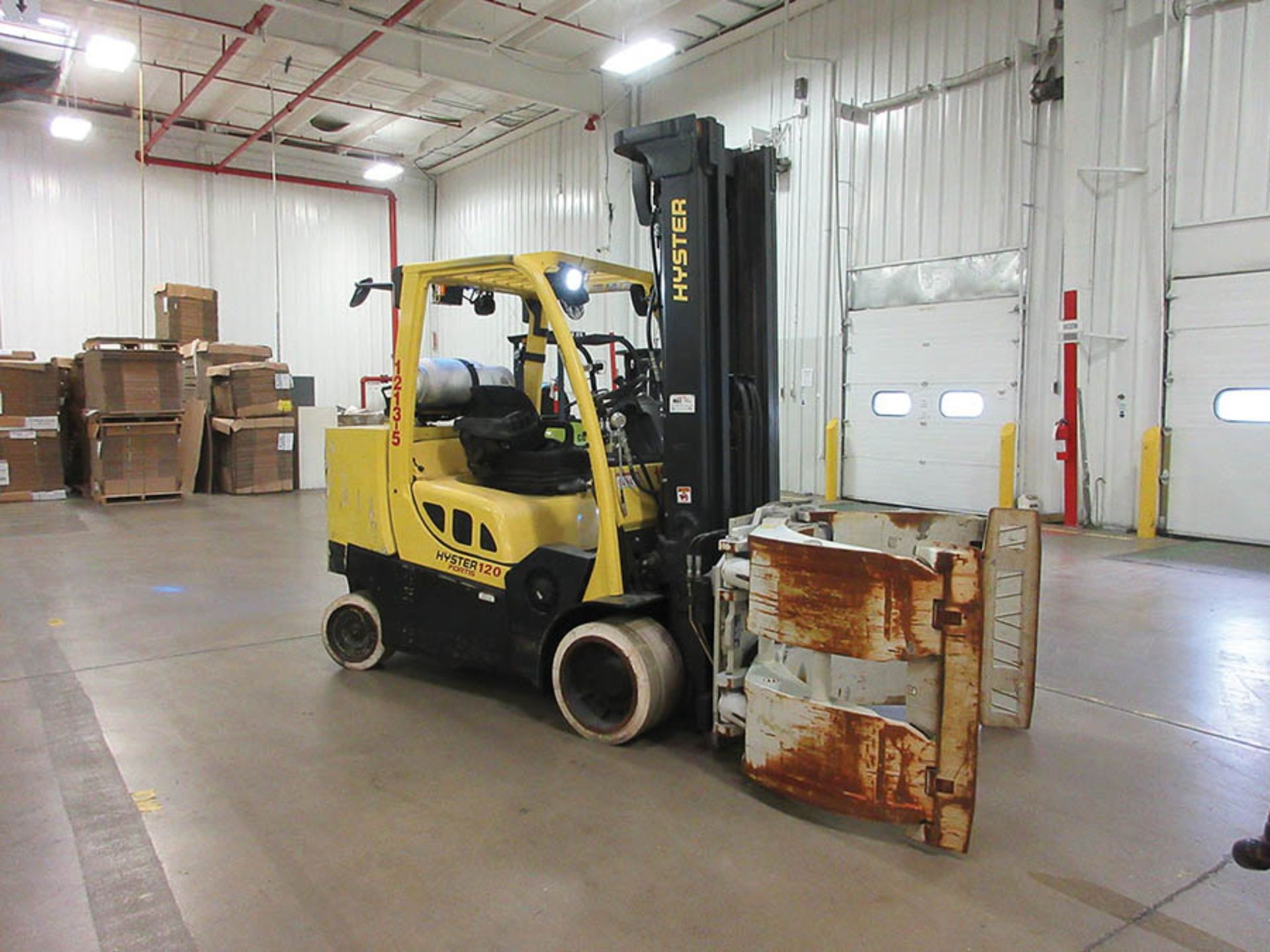 2013 HYSTER 12,000-LB. CAP. LPG FORKLIFT, FINGERTIP CONTROLS, 3-STAGE MAST, 220.5'' MAX. LOAD - Image 2 of 7