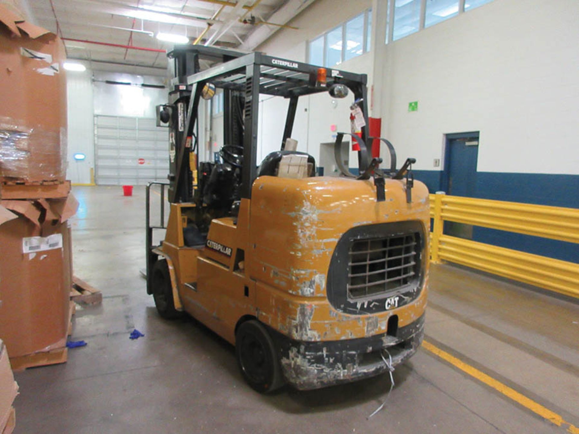 CATERPILLAR 10,000-LB. CAP. LPG FORKLIFT, 3-STAGE MAST, SIDE SHIFT, 209'' MAX LOAD HEIGHT, LEVER - Image 4 of 6