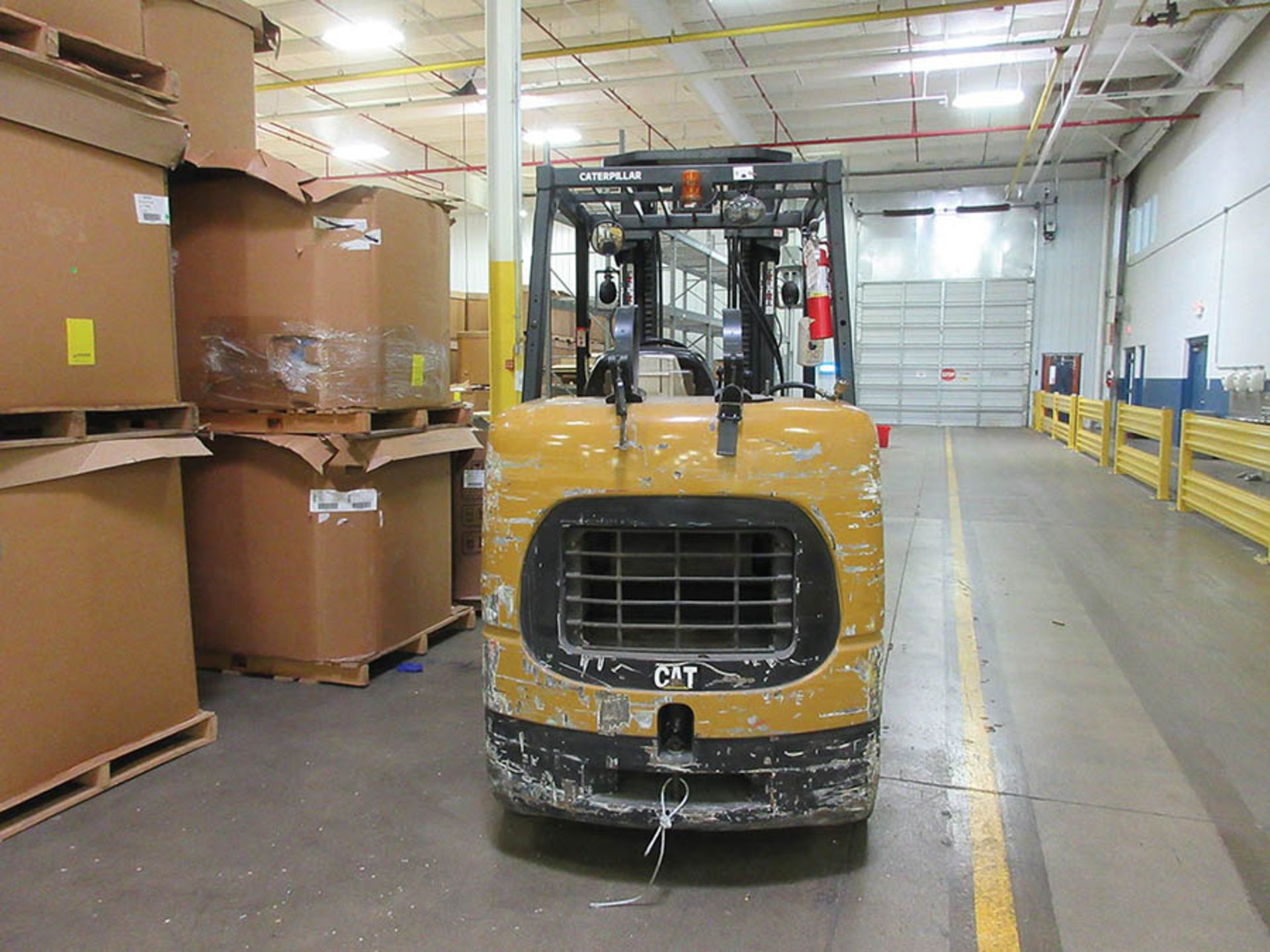 CATERPILLAR 10,000-LB. CAP. LPG FORKLIFT, 3-STAGE MAST, SIDE SHIFT, 209'' MAX LOAD HEIGHT, LEVER - Image 3 of 6