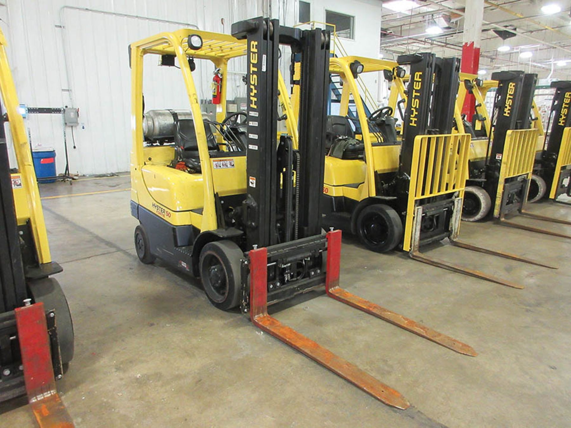 2012 HYSTER 5,000-LB. CAP. FORKLIFT, LPG, MODEL S50FT, 3-STAGE MAST, 189'' MAX. LOAD HEIGHT, SIDE - Image 2 of 5