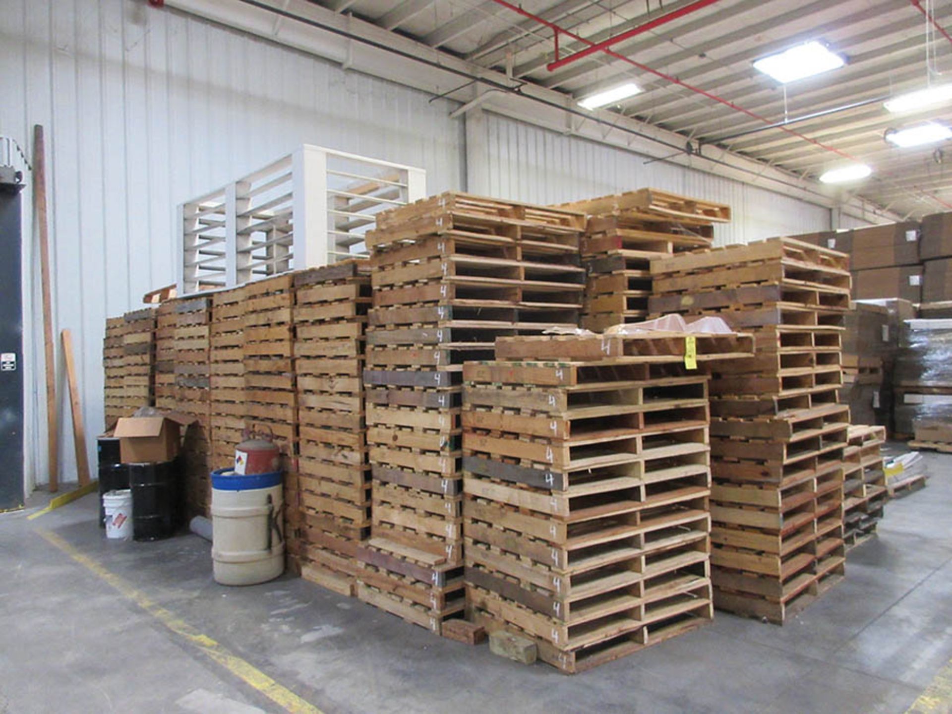 (200 +/-) WOOD PALLETS