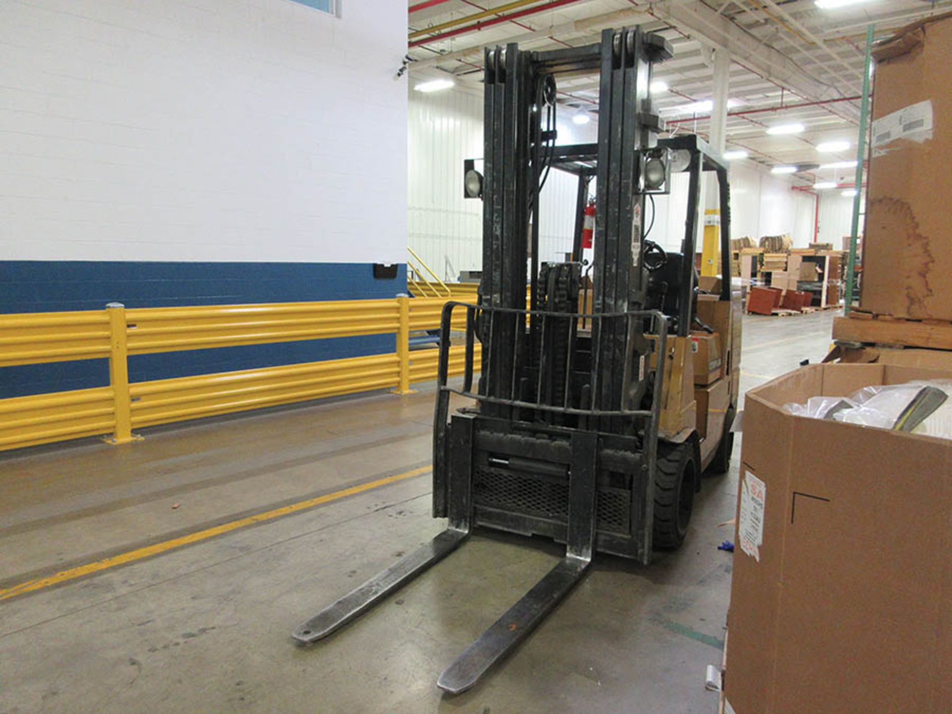 CATERPILLAR 10,000-LB. CAP. LPG FORKLIFT, 3-STAGE MAST, SIDE SHIFT, 209'' MAX LOAD HEIGHT, LEVER - Image 5 of 6