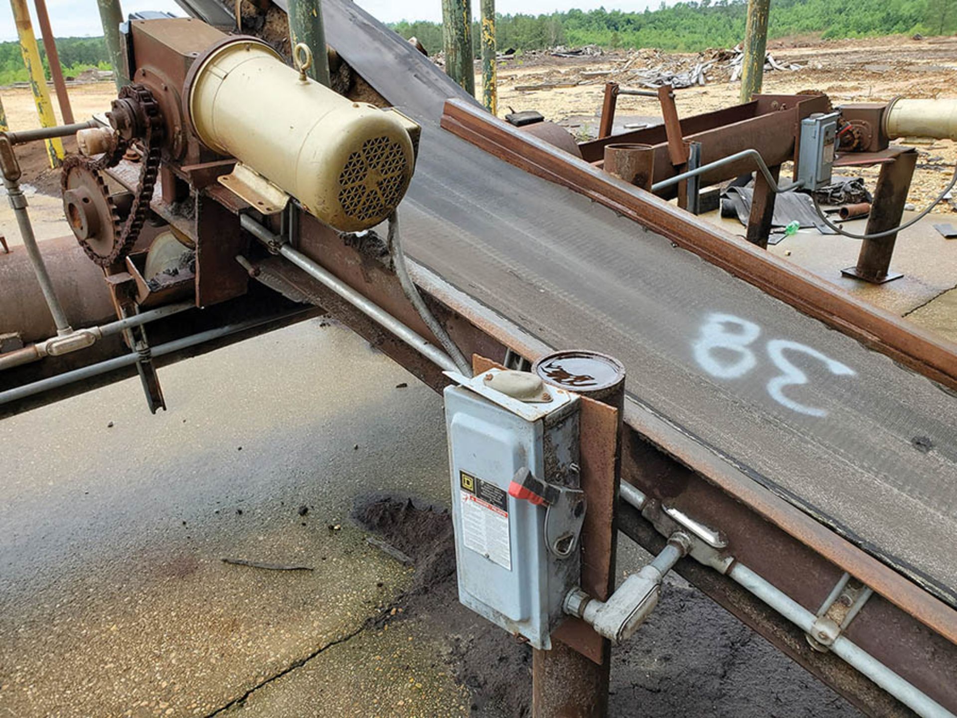 ALL UNDERNEATH SHAKER & CHIP TROUGHS, MOTORS - WOOD WASTE REMOVAL UNDER GANG SAW, WEBSTER 40' HEAVY - Image 39 of 40