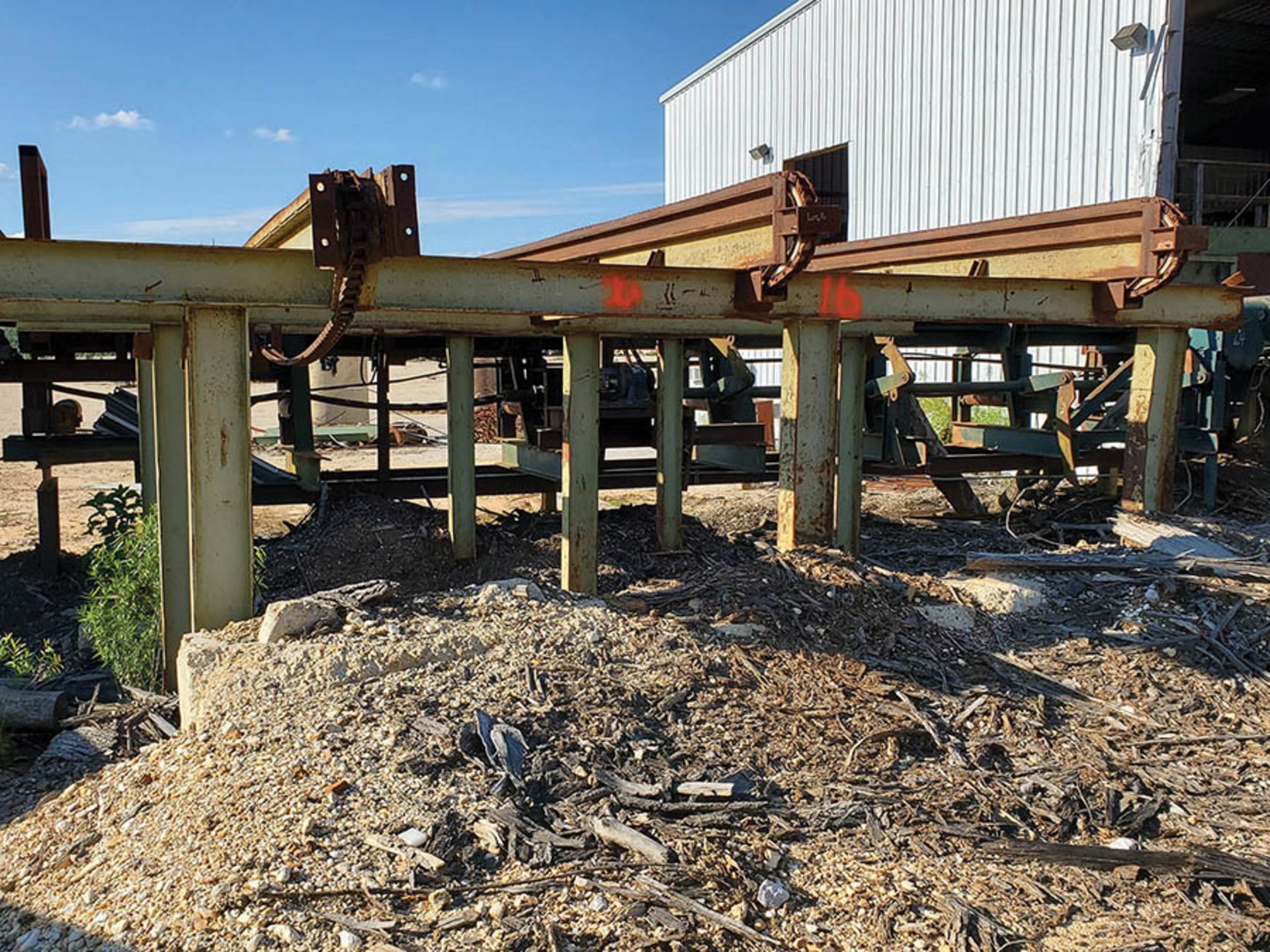 INFEED LOG TROUGH CONVEYOR INTO MILL STRAND SINGLE OF H-82 CHAIN, 4 TONG LOG PICKER ONTO 3 STRAND - Image 18 of 19