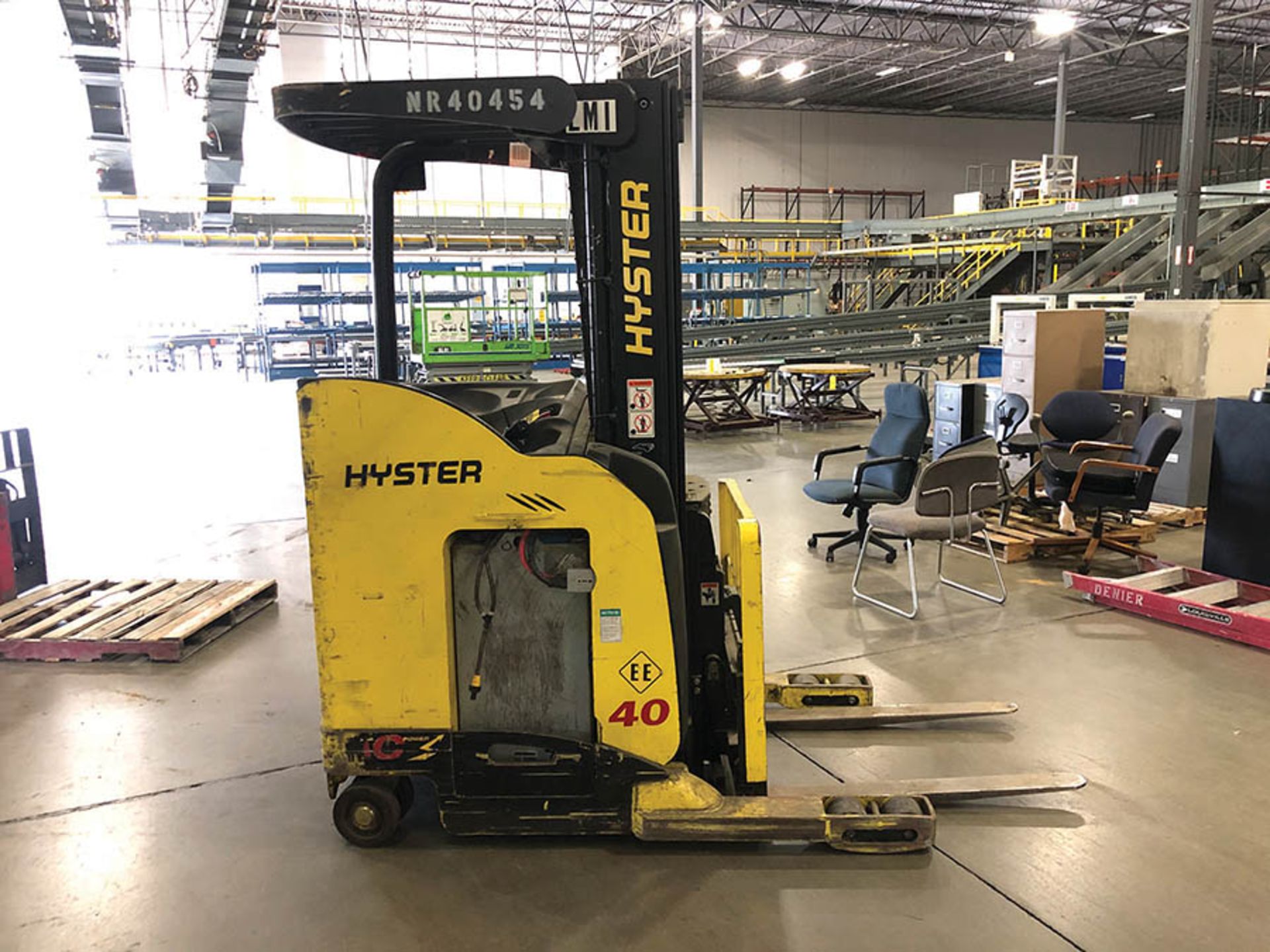 2010 HYSTER 4000 LB REACH TRUCK MODEL N402R-16.5, S/N D4 70-02454H, THREE STAGE MAST,191'' LIFT HEI - Image 3 of 5