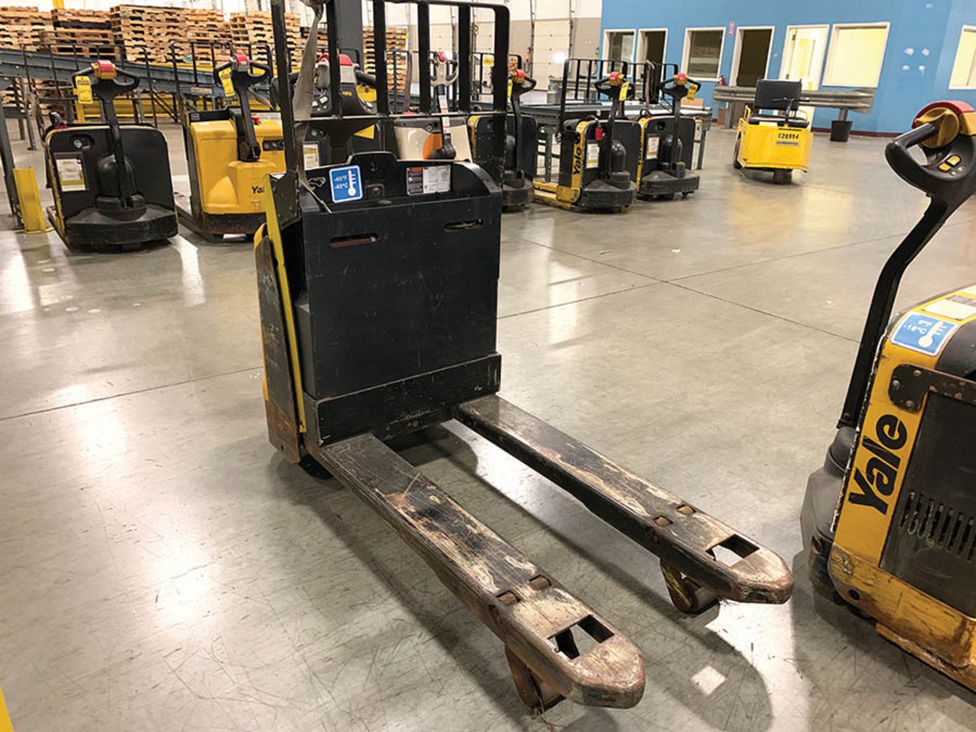 2016 YALE ELECTRIC PALLET JACK 4000 LB, MODEL MPB045VGN 240 2746, S/N 824508374P, 24 V, BATTERY TYP - Image 3 of 3