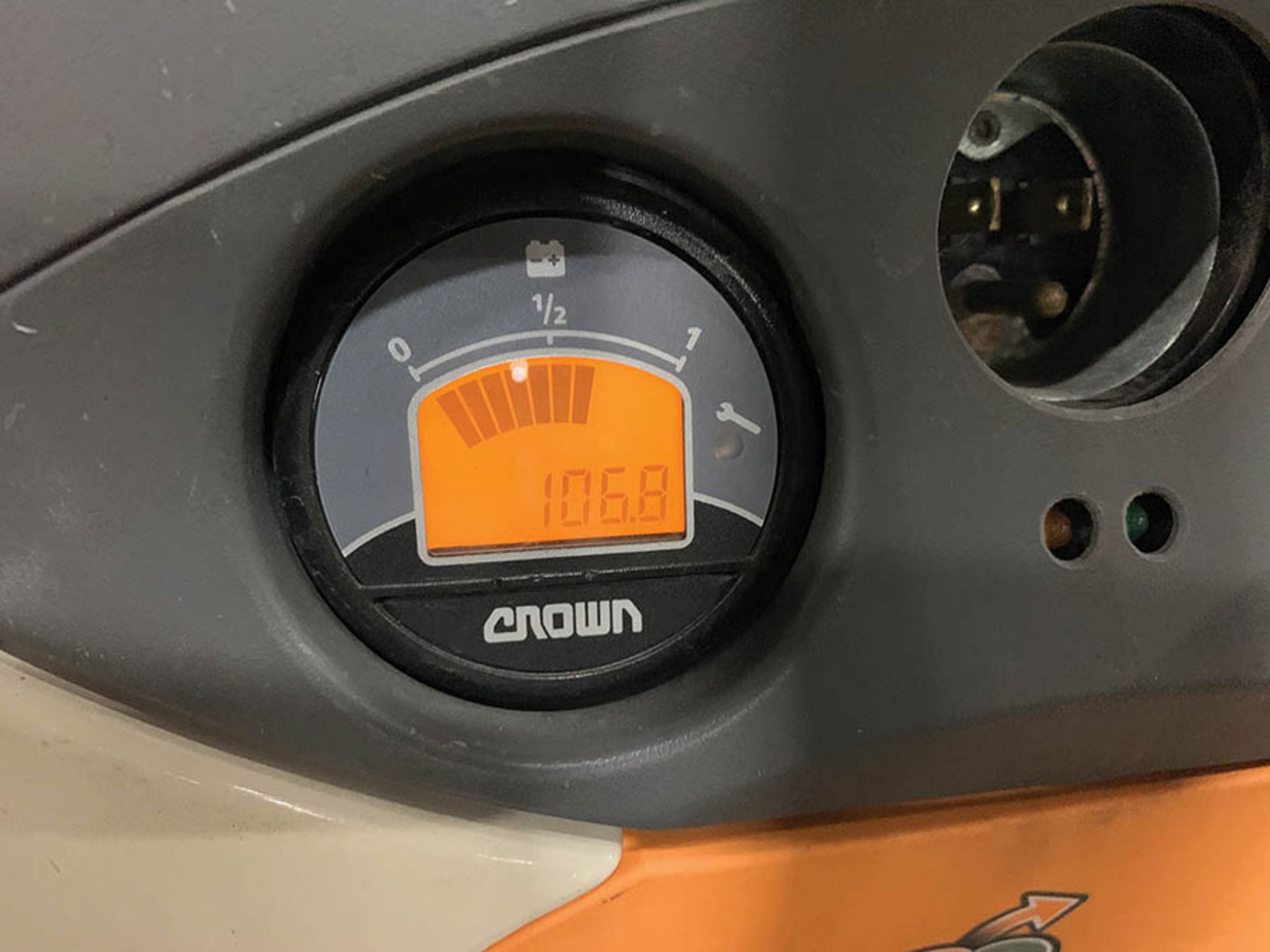 2018 CROWN ELECTRIC PALLET JACK 4500 LB, MODEL NUMBER WP3035- 45, S/N 10094547, 24 V, BATTERY TYPE E - Image 3 of 3