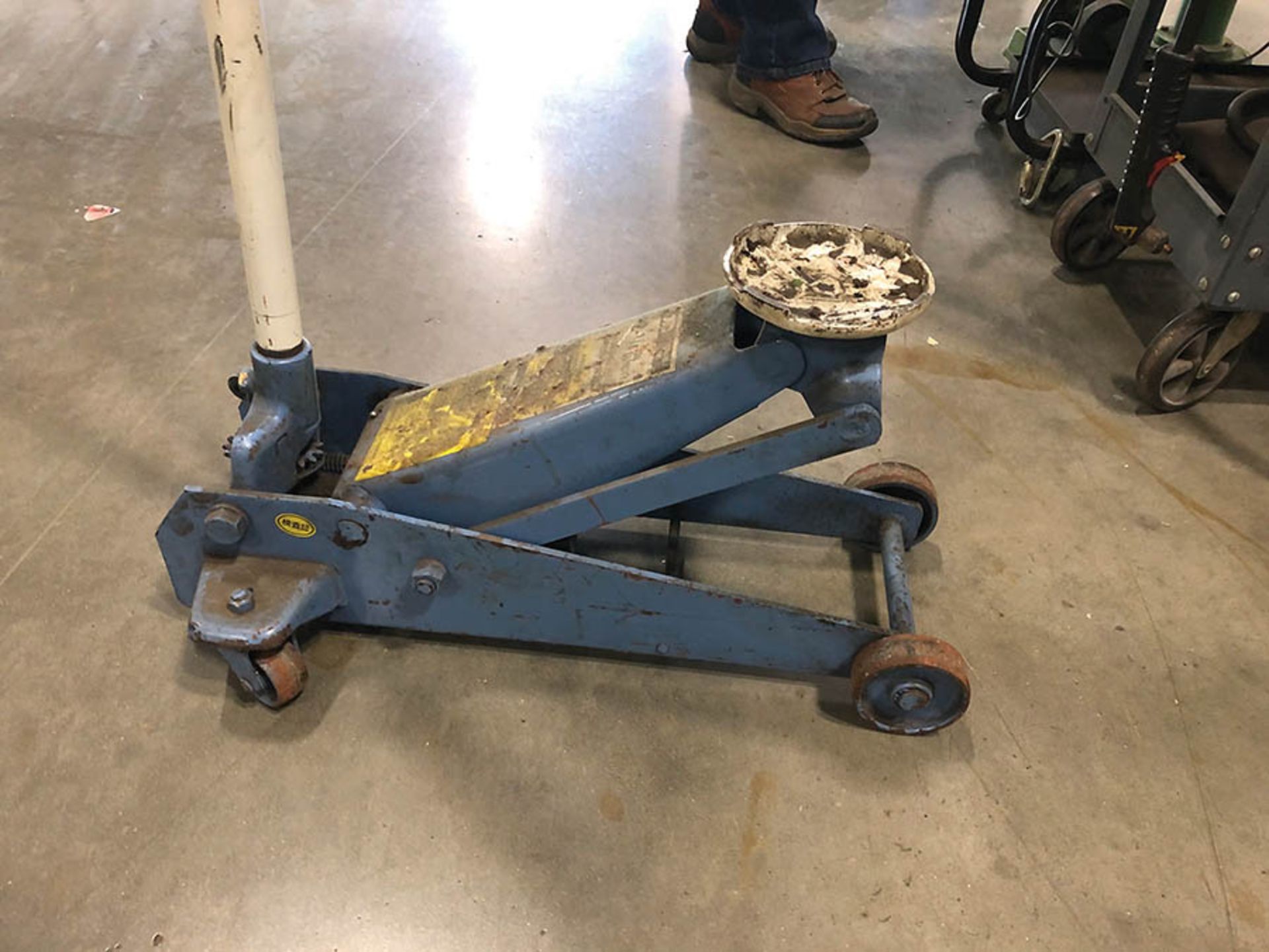 OTC MODEL 1502, 2 1/4-TON CAPACITY HYDRAULIC JACK - Image 2 of 3