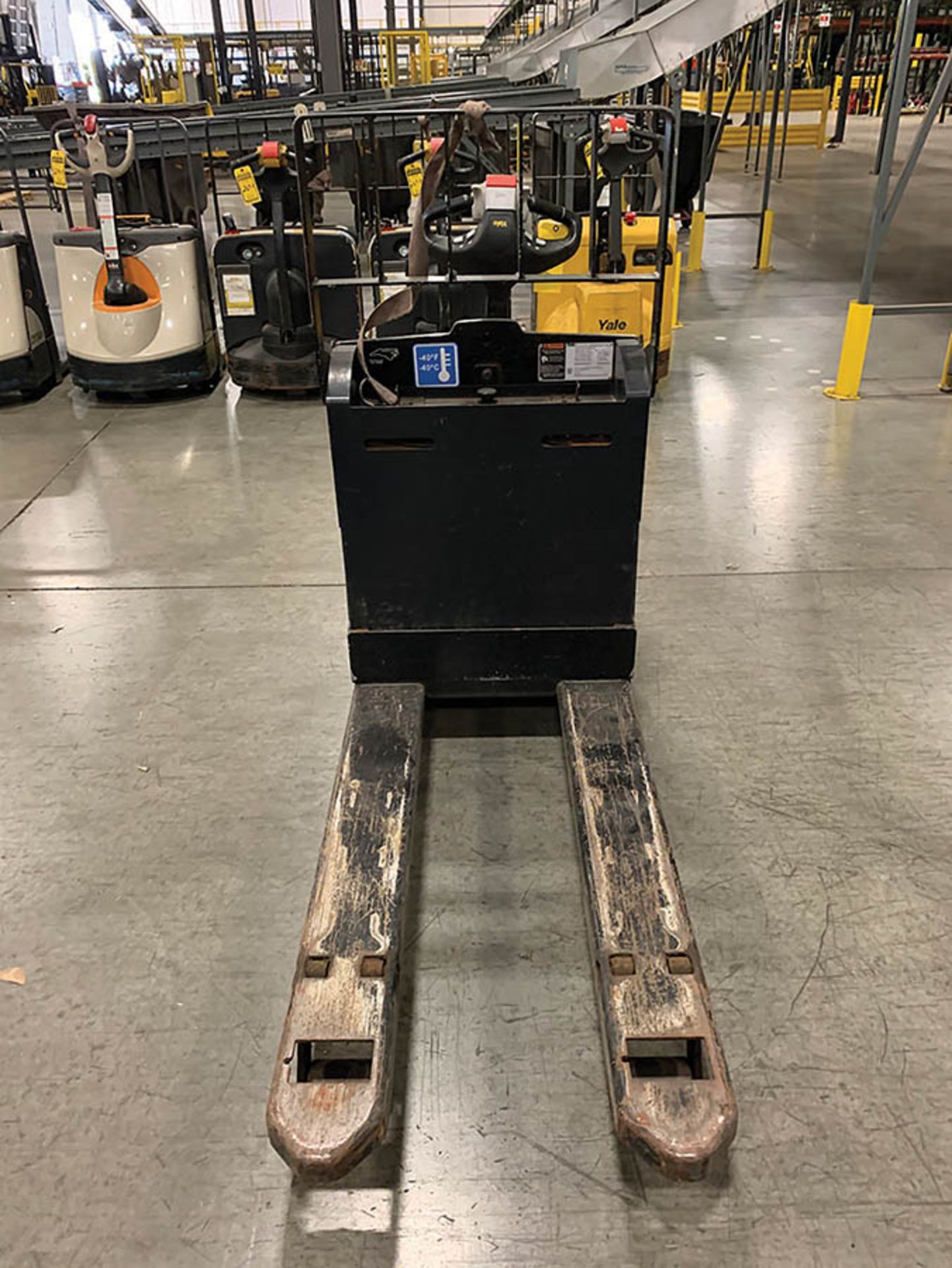 2016 YALE ELECTRIC PALLET JACK 4000 LB, MODEL NUMBER MPB045VGN24T2746, S/N H245NG8303P, 24 V, BATTE - Image 2 of 4