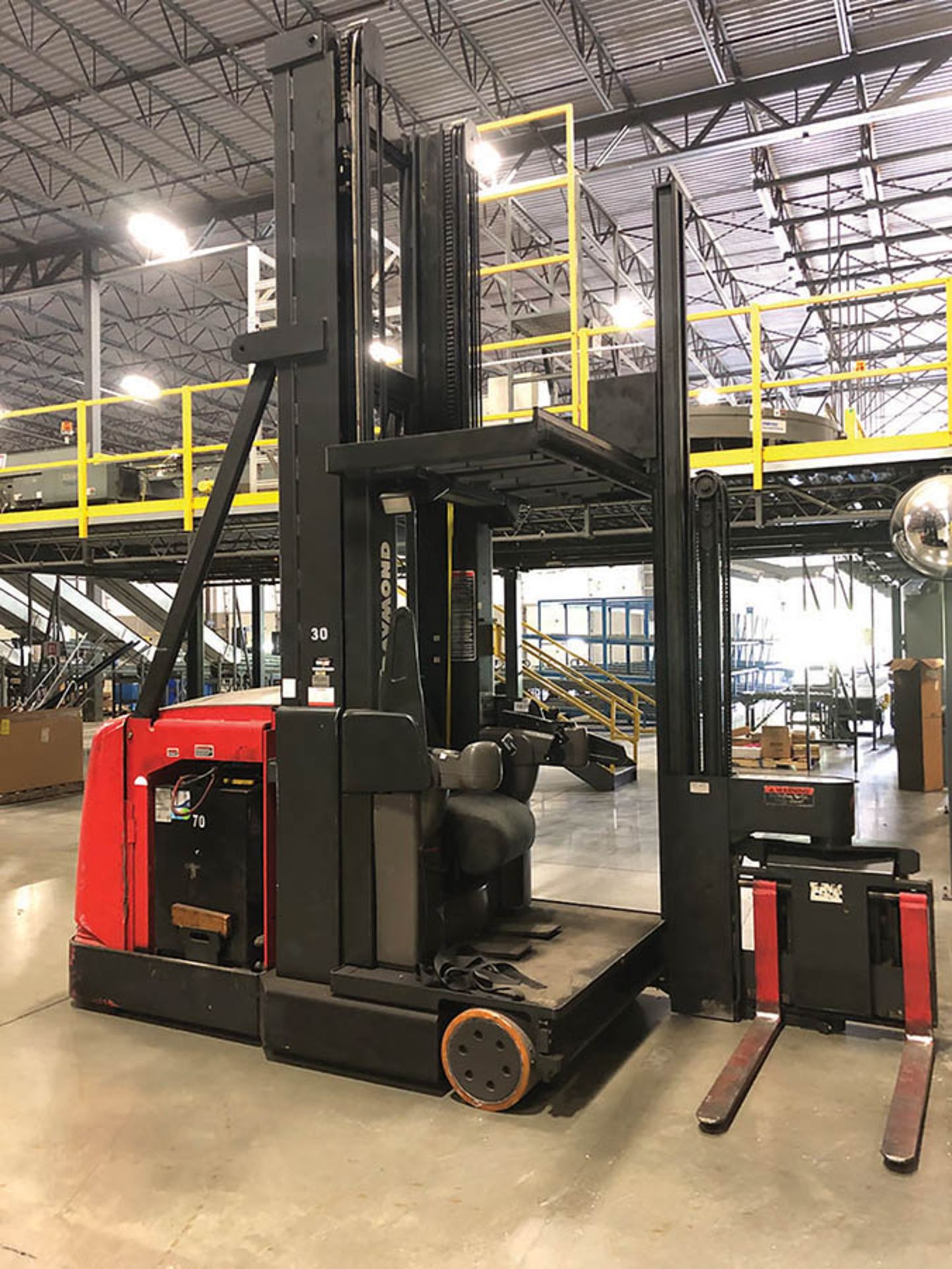 2006 RAYMOND ELECTRIC TURRET LIFT TRUCK, MODELS SA-CSR30T, SN SA-06-05171, 166" MAST, 48V, 3,000 L