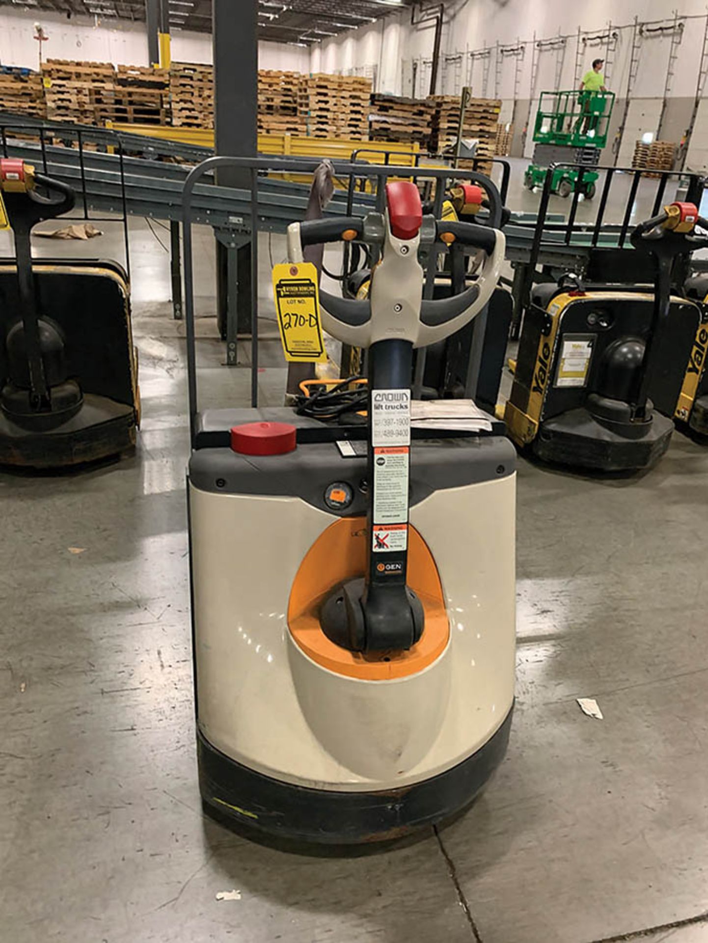 2018 CROWN ELECTRIC PALLET JACK 4500 LB , MODEL NUMBER WP3035 - 45, S/N 10094546, 24 V, BATTERY TYP - Image 2 of 3