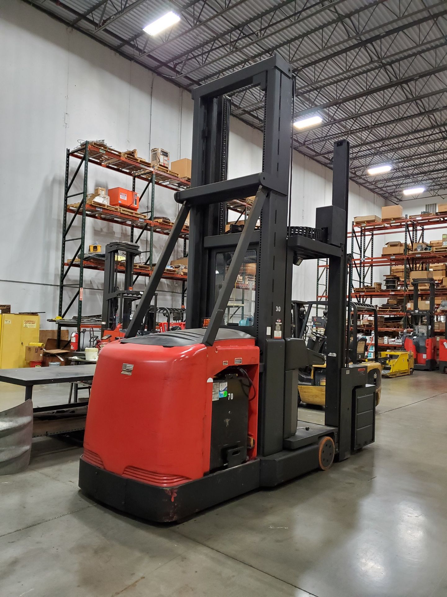 2006 RAYMOND ELECTRIC TURRET LIFT TRUCK, MODELS SA-CSR30T, SN SA-06-05171, 166" MAST, 48V, 3,000 L - Image 2 of 13