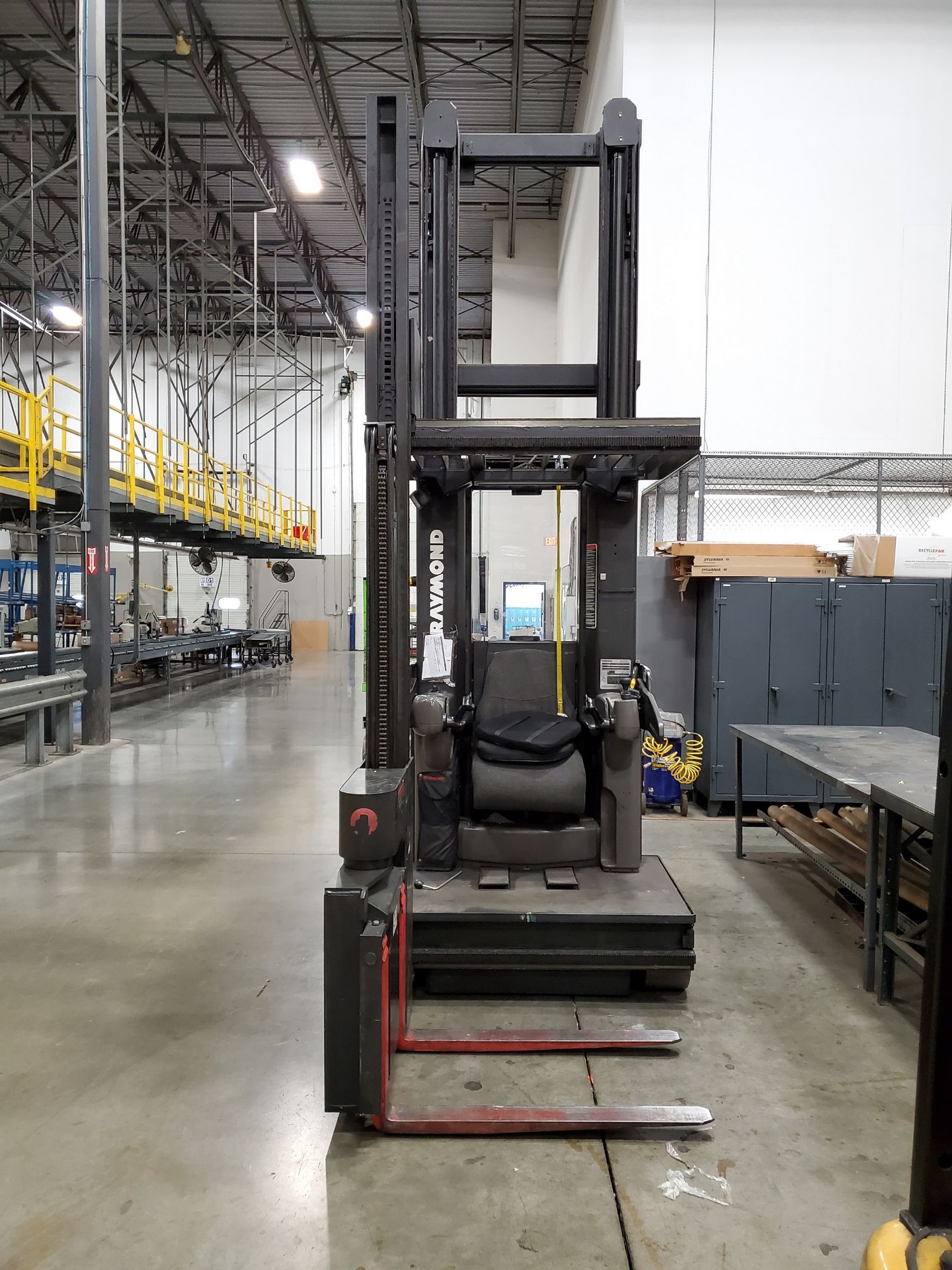 2006 RAYMOND ELECTRIC TURRET LIFT TRUCK, MODELS SA-CSR30T, SN SA-06-05171, 166" MAST, 48V, 3,000 L - Image 12 of 13