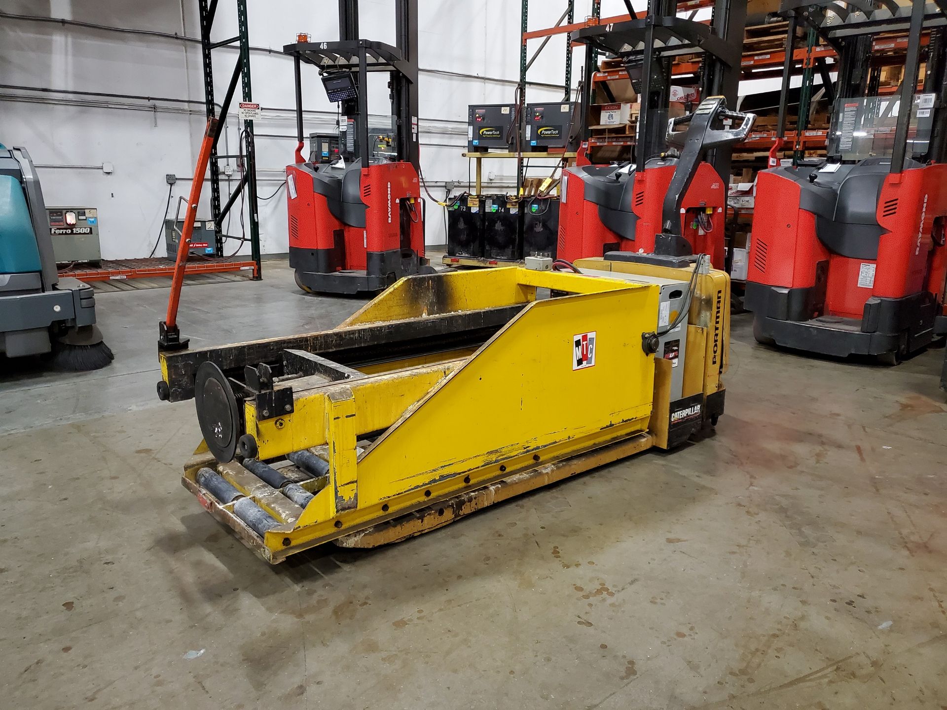 CATERPILLAR ELECTRIC PALLET TRUCK MTC BATTERY POWER TRANSFER SYSTEM, MODEL NPP60, 24V, 6,000 LB CAP. - Image 5 of 7