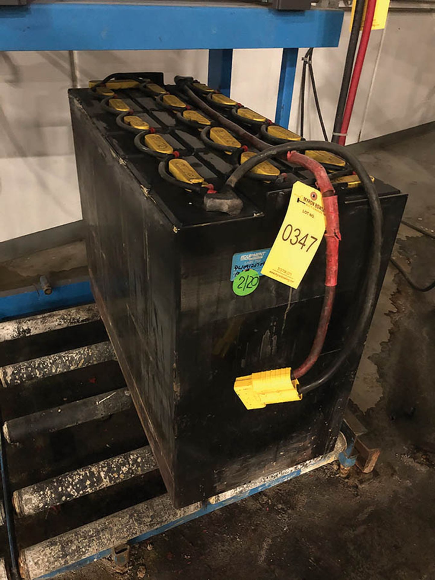 HAWKER 36 V BATTERY APPROXIMATE WEIGHT 2400 LBS