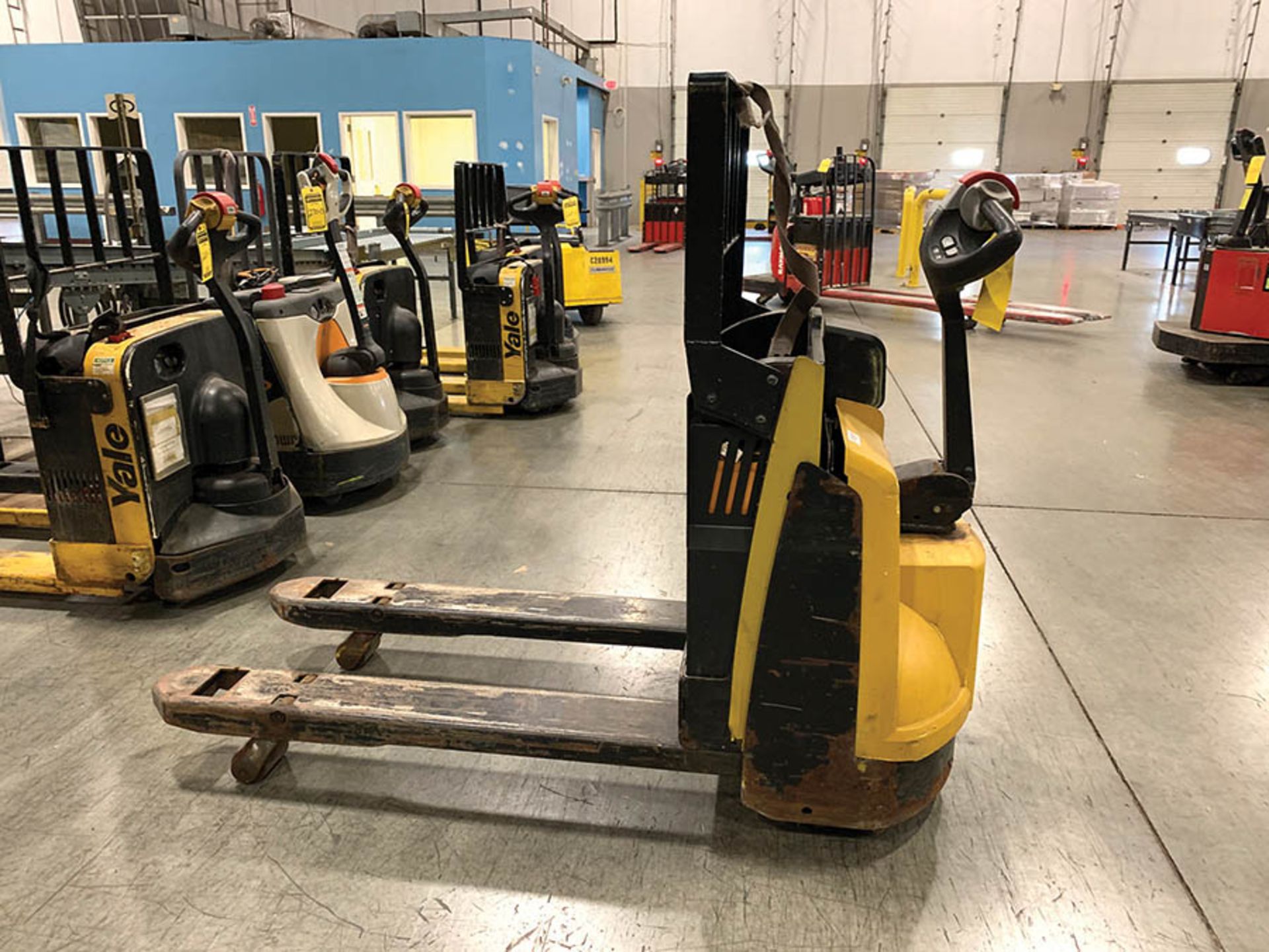 2016 YALE ELECTRIC PALLET JACK 4000 LB, MODEL NUMBER MPB045VGN24T2746, S/N H245NG8303P, 24 V, BATTE