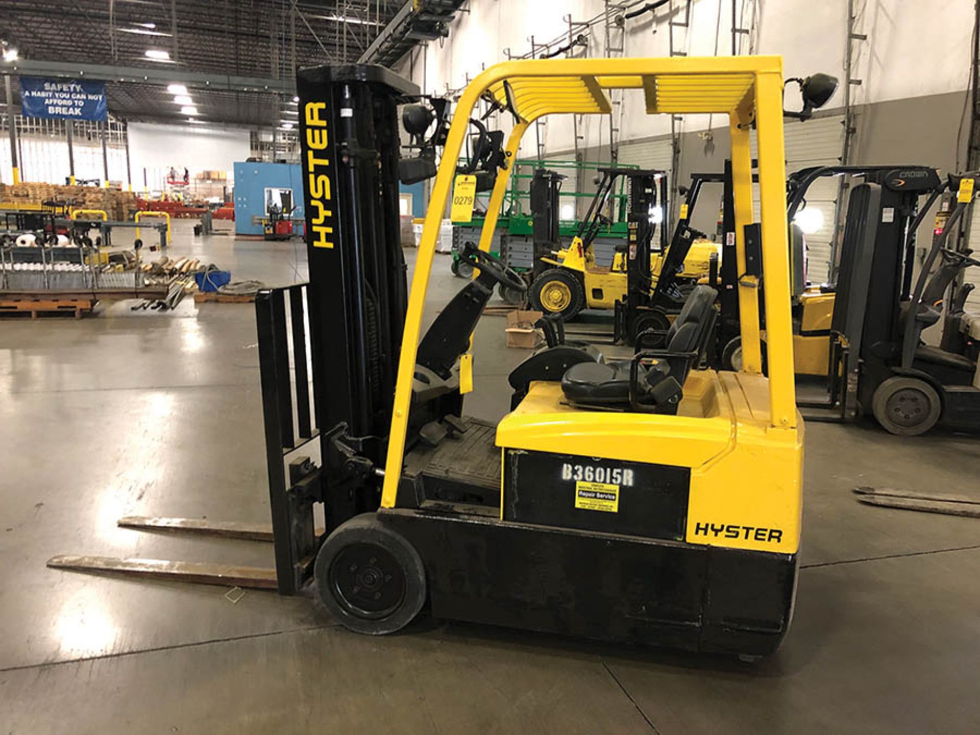 2008 HYSTER 4000 LB FORKLIFT MODEL J402T, S/N- J160ND4171F, SIDESHIFT, TILT, 36 VOLT, 3 STAGE, SOLID