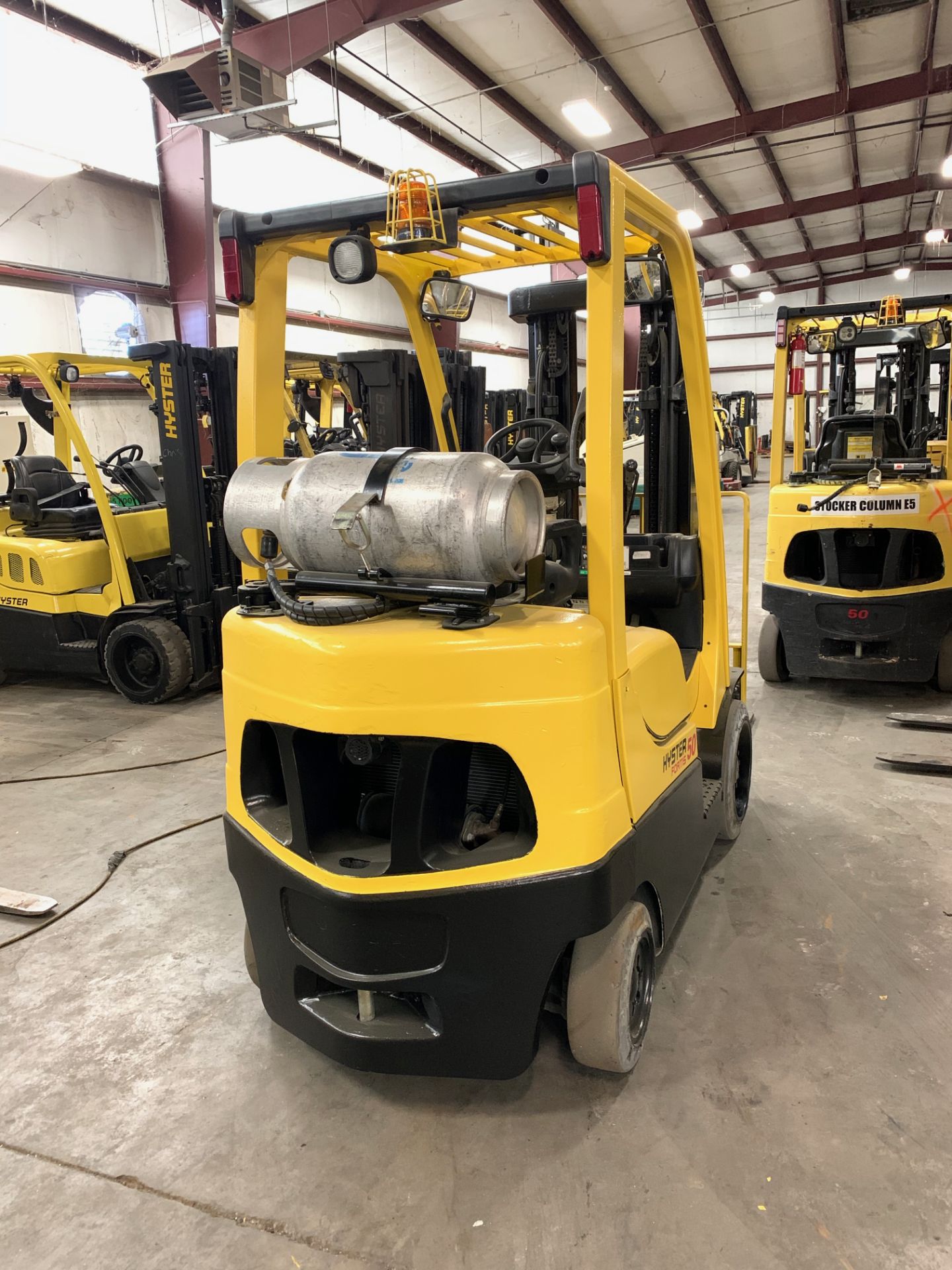 2015 HYSTER 5,000-LB. CAPACITY FORKLIFT, MODEL: S50FT, LPG, SOLID TIRES, 3-STAGE MAST, SIDESHIFT - Image 4 of 7