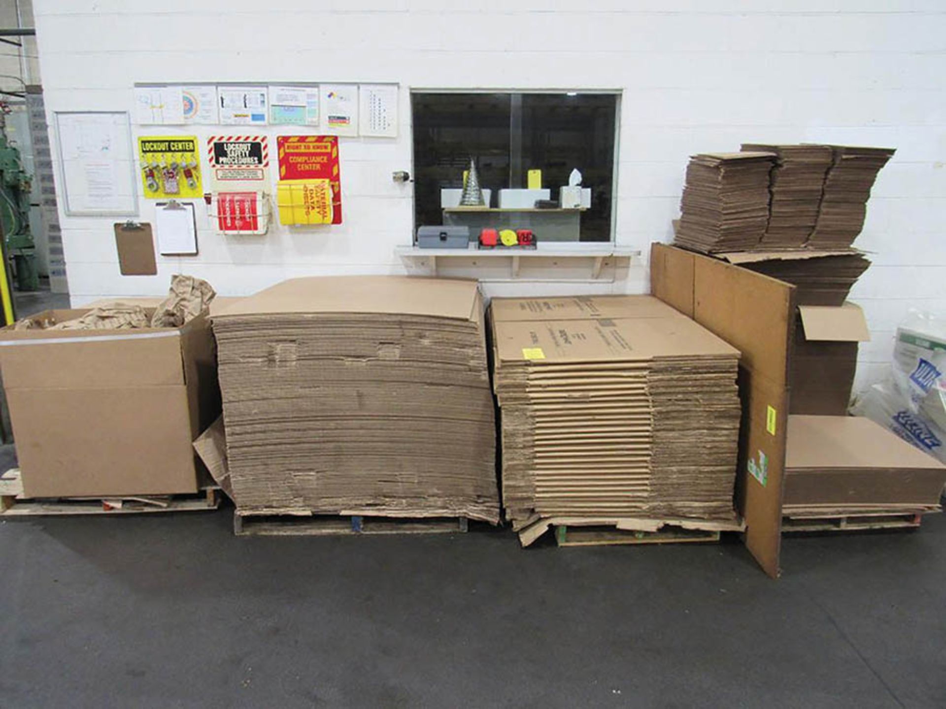 PALLET OF ASSORTED CARDBOARD AND JOHN DEERE GAYLORDS (X4)