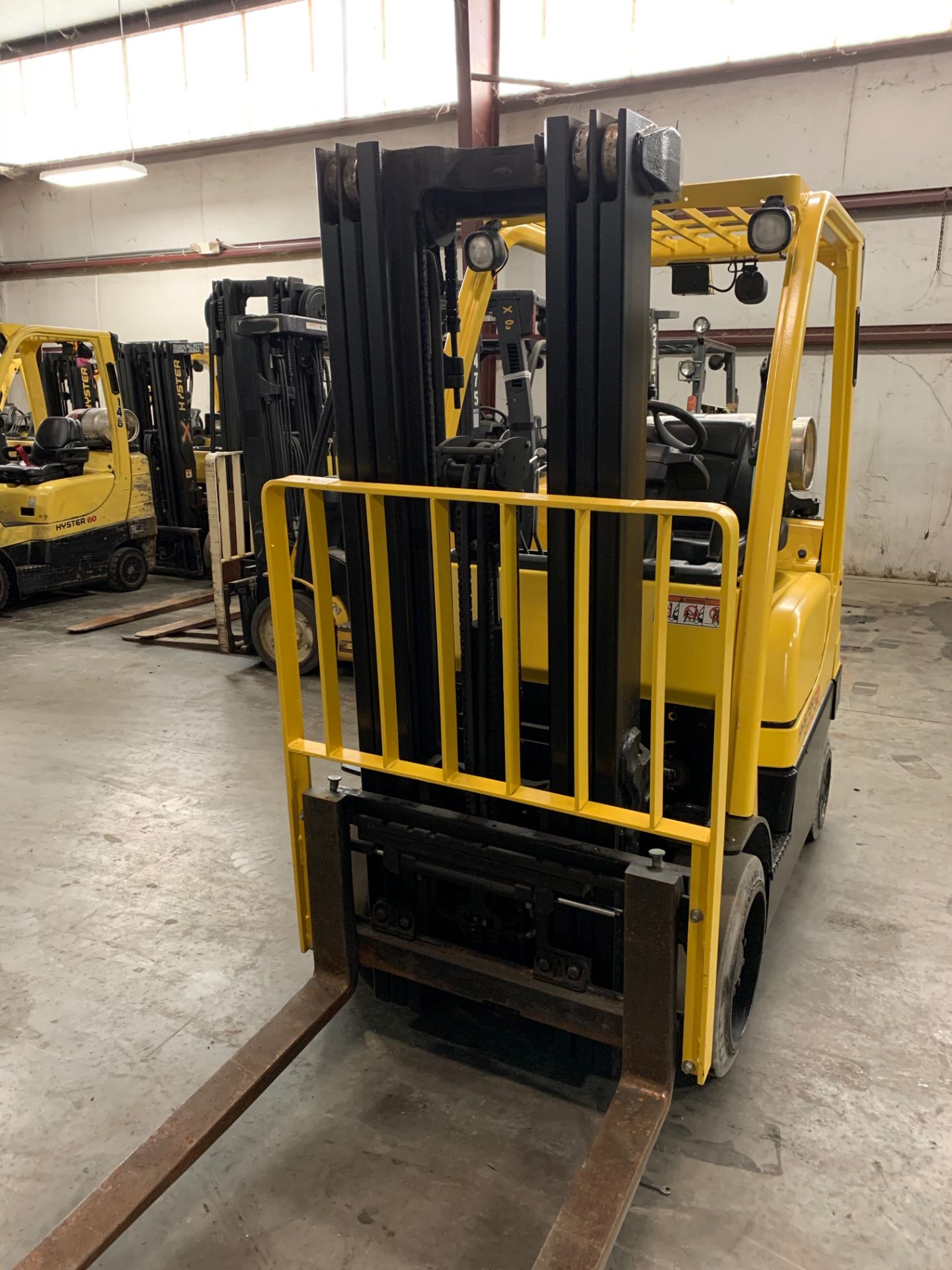 2014 HYSTER 5,000-LB. CAPACITY FORKLIFT, MODEL: S50FT, LPG, SOLID TIRES, 3-STAGE MAST, SIDESHIFT - Image 2 of 7