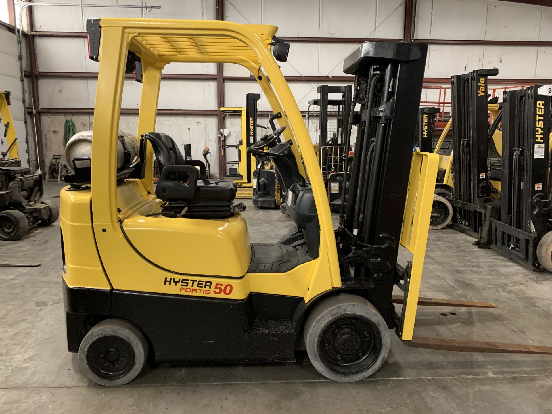 2014 HYSTER 5,000-LB. CAPACITY FORKLIFT, MODEL: S50FT, LPG, SOLID TIRES, 3-STAGE MAST, SIDESHIFT - Image 3 of 7