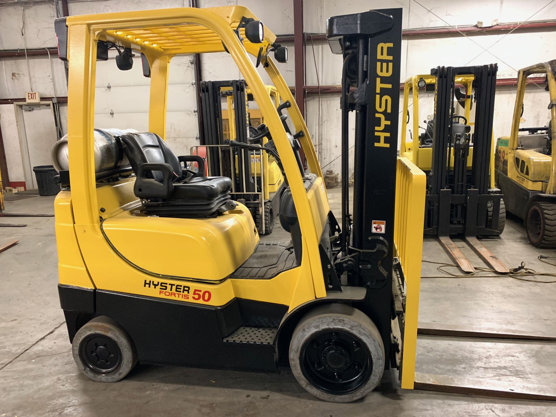 2015 HYSTER 5,000-LB. CAPACITY FORKLIFT, MODEL: S50FT, LPG, SOLID TIRES, 3-STAGE MAST, SIDESHIFT - Image 3 of 7