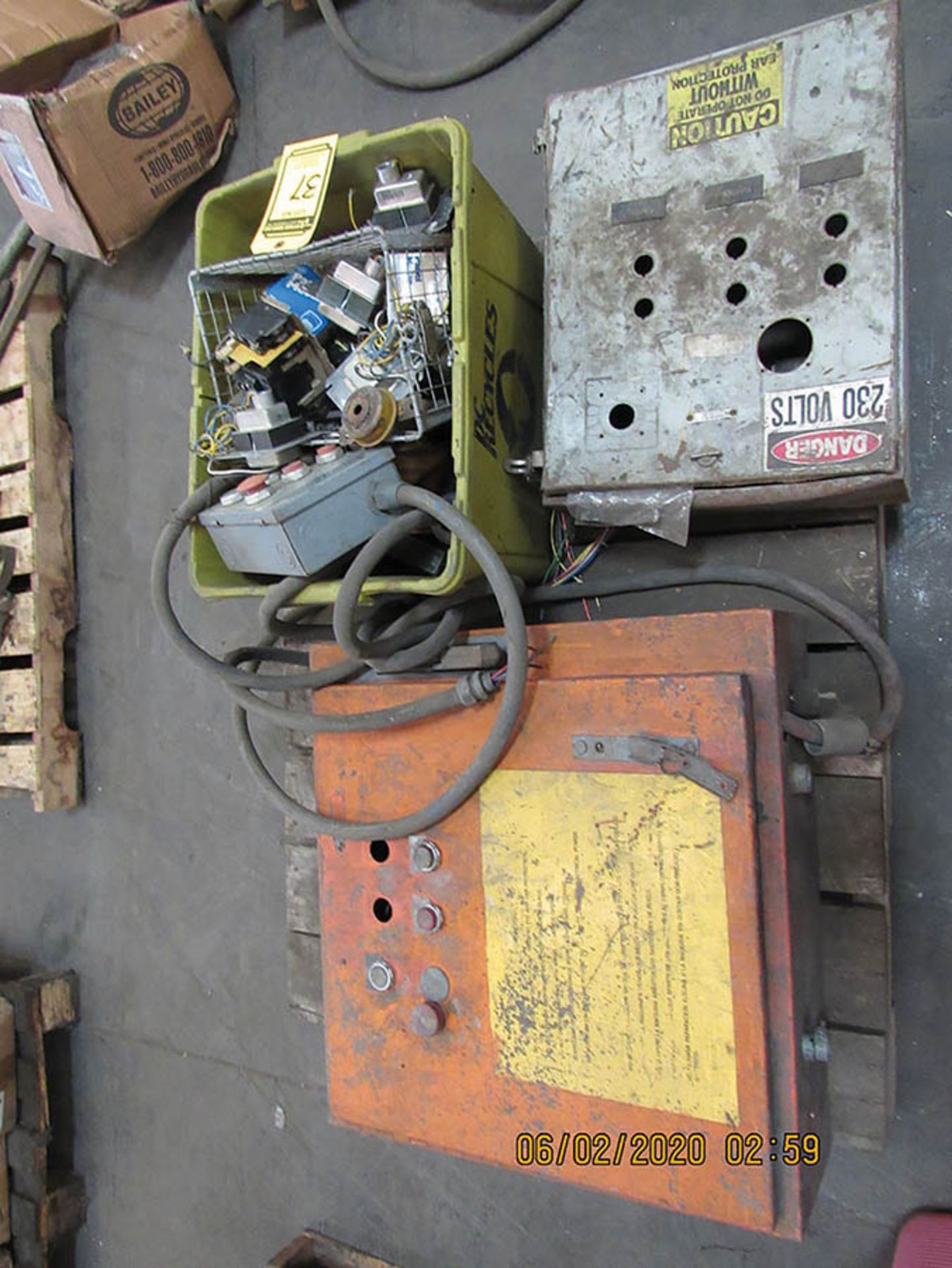 ASSORTED ELECTRICAL ITEMS, SAFETY SWITCHES, MOTOR STARTERS, LARGE ENCLOSURE, STAINLESS ENCLOSURE - Image 10 of 18