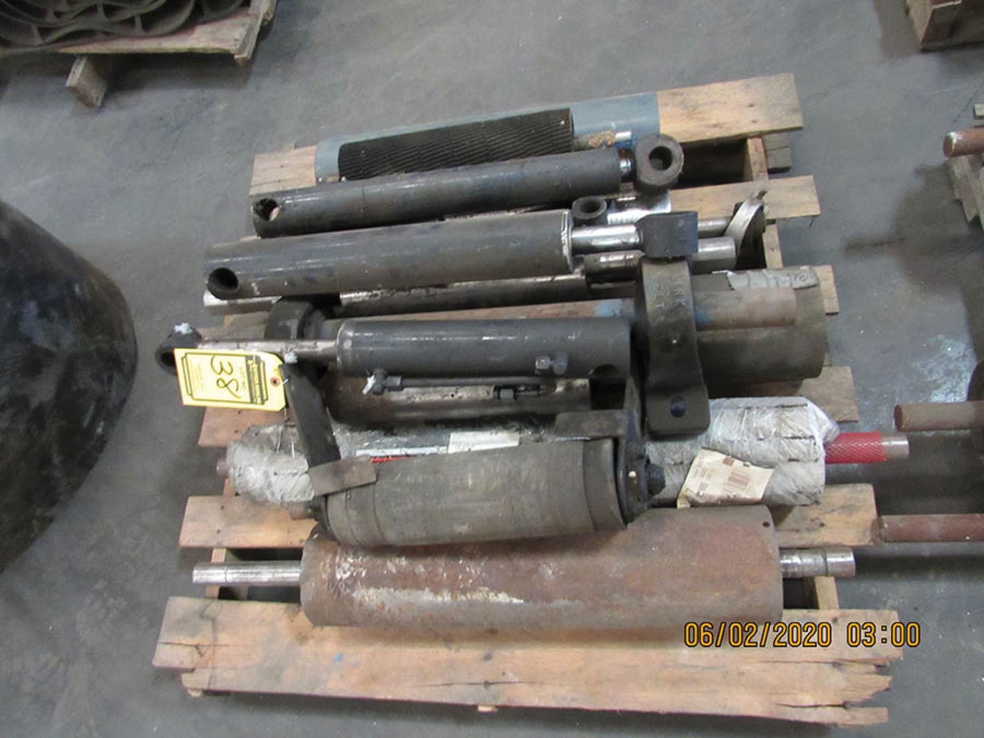 ASSORTED HYDRAULIC CYLINDERS AND CONVEYOR ROLLERS - Image 4 of 5