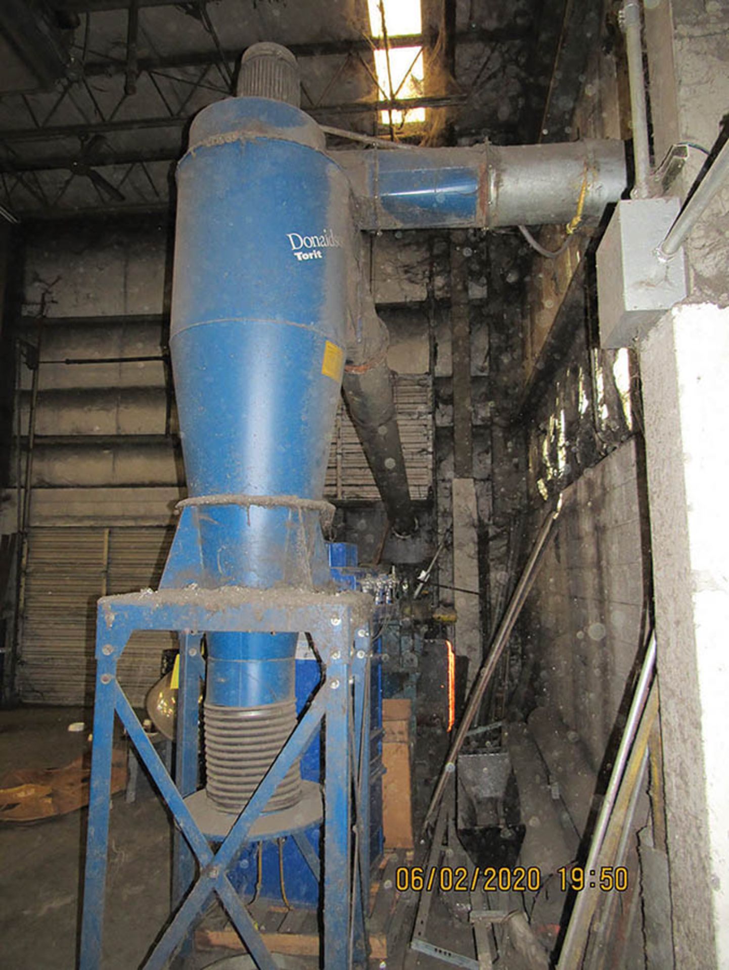 TORIT DONALDSON DUST COLLECTOR W/ PIPING & STAND - Image 3 of 3
