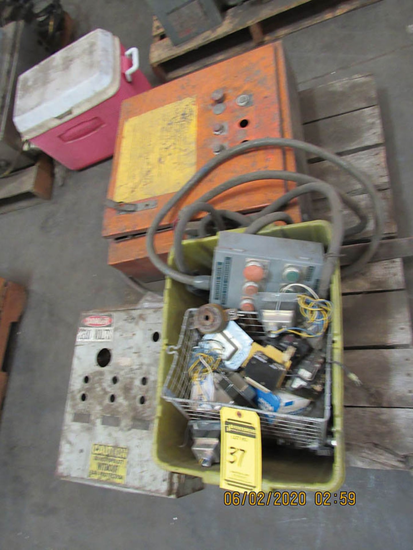 ASSORTED ELECTRICAL ITEMS, SAFETY SWITCHES, MOTOR STARTERS, LARGE ENCLOSURE, STAINLESS ENCLOSURE - Image 11 of 18