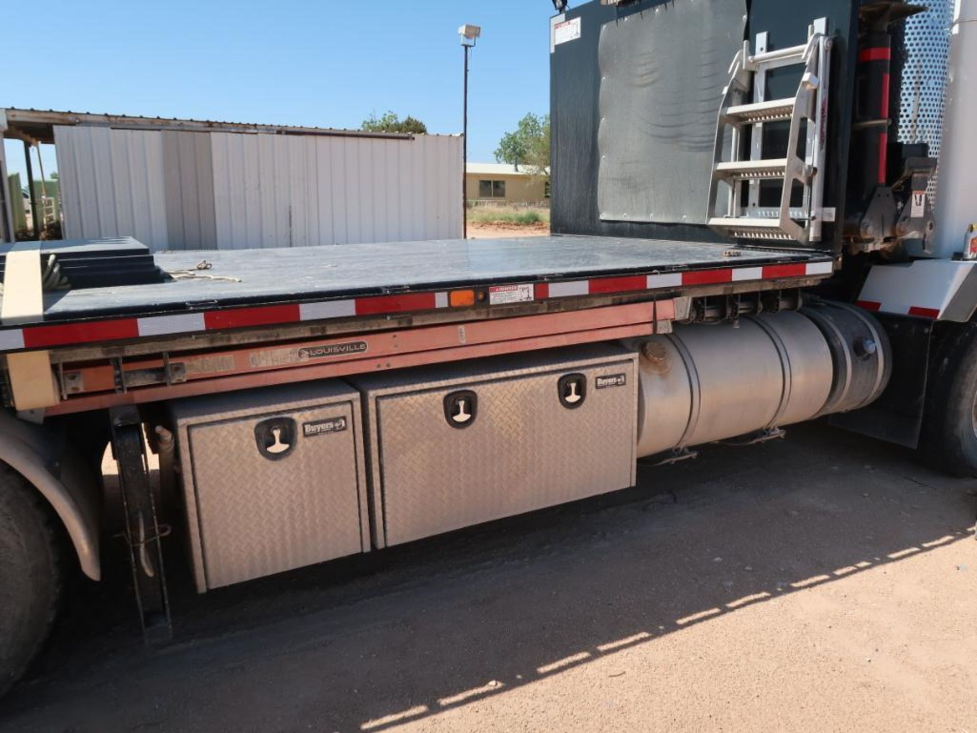 (2019) KENWORTH T800 FLATBED CRANE TRUCK, DUAL STEERING AXLES, TRI-AXLE REAR, CUMMINS X-15-505 - Image 6 of 18