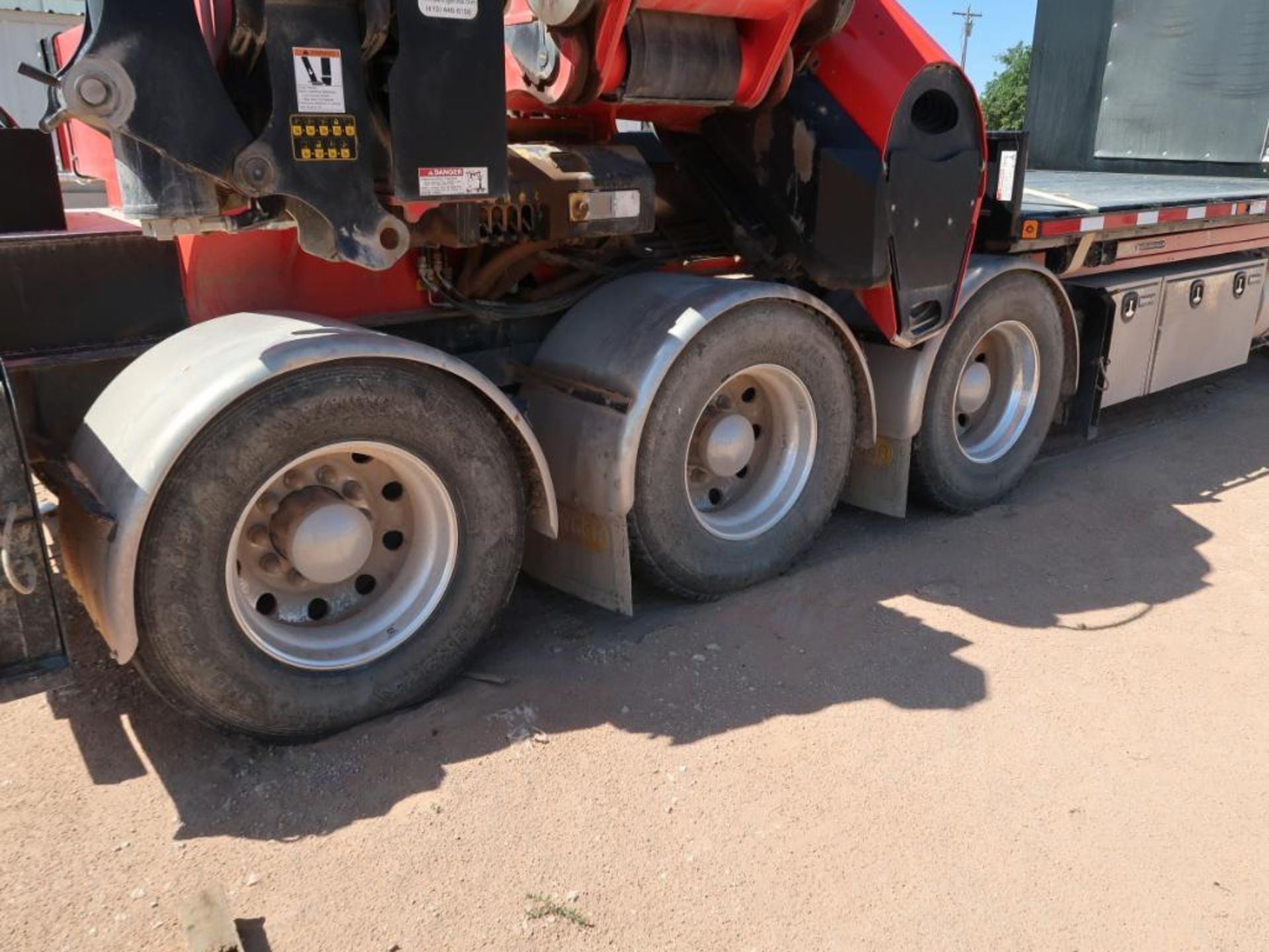 (2019) KENWORTH T800 FLATBED CRANE TRUCK, DUAL STEERING AXLES, TRI-AXLE REAR, CUMMINS X-15-505 - Image 5 of 18