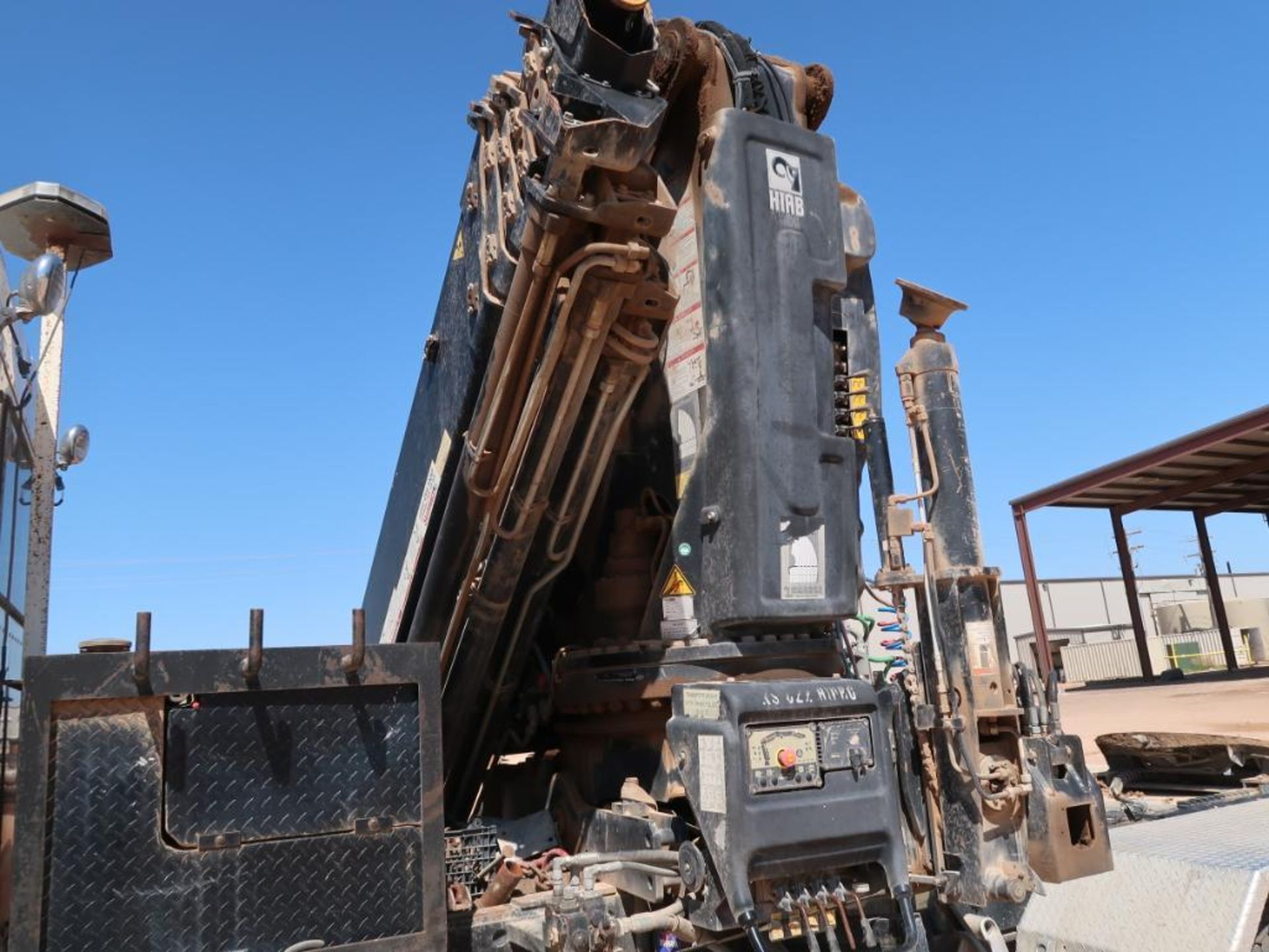 (2014) KENWORTH T800 FLATBED CRANE TRUCK, DUAL TANDEM AXLE, 18-SPEED EATON FULLER TRANS, CUMMINS - Image 9 of 13