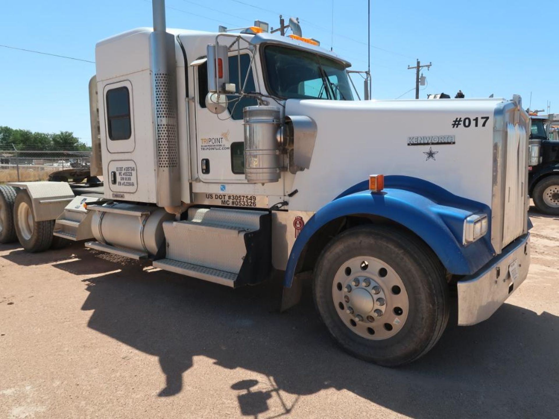 (2013) KENWORTH W900 TRACTOR W/ SLEEPER, DUAL TANDEM AXLE, CUMMINS ISX15--485, 10-SPEED EATON FULLER - Image 6 of 11